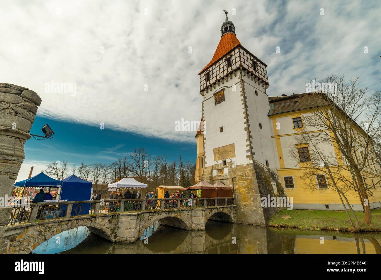 Château avec étang en Bohême du Sud au printemps avec célébration de Pâques à Blatna 04 08 2023 Banque D'Images