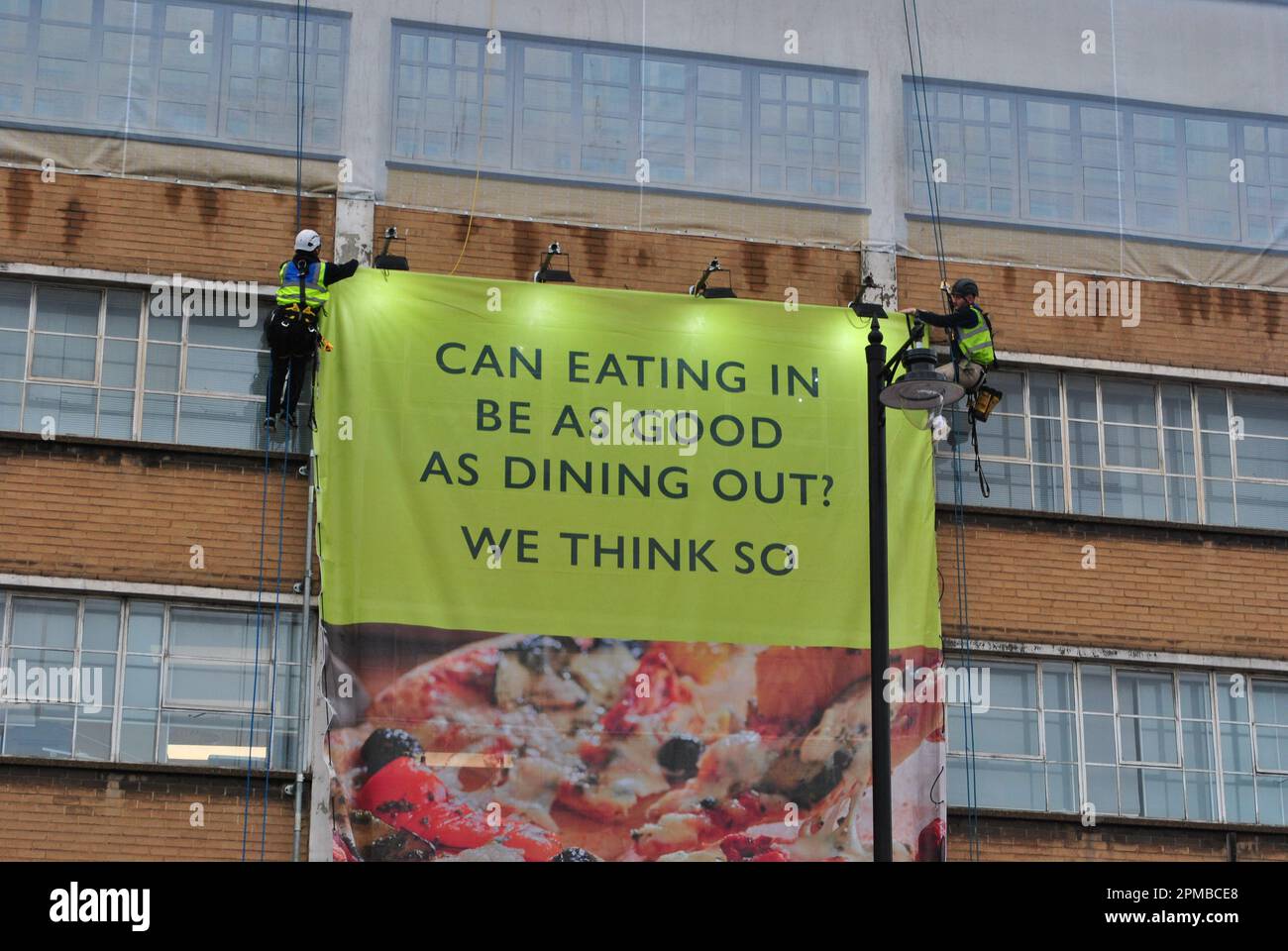 UNE BANNIÈRE PUBLICITAIRE À GRANDE ÉCHELLE POUR WAITROSE EST ÉRIGÉE SUR SHOREDITCH HIGH STREET, DANS L'EST DE LONDRES. Banque D'Images