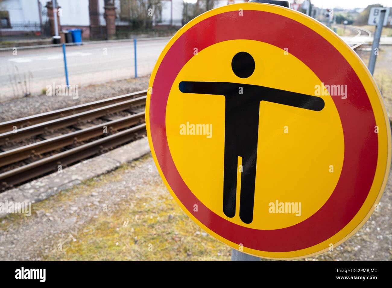 Pas de panneau de passage sur la gare avec des rails en arrière-plan Banque D'Images