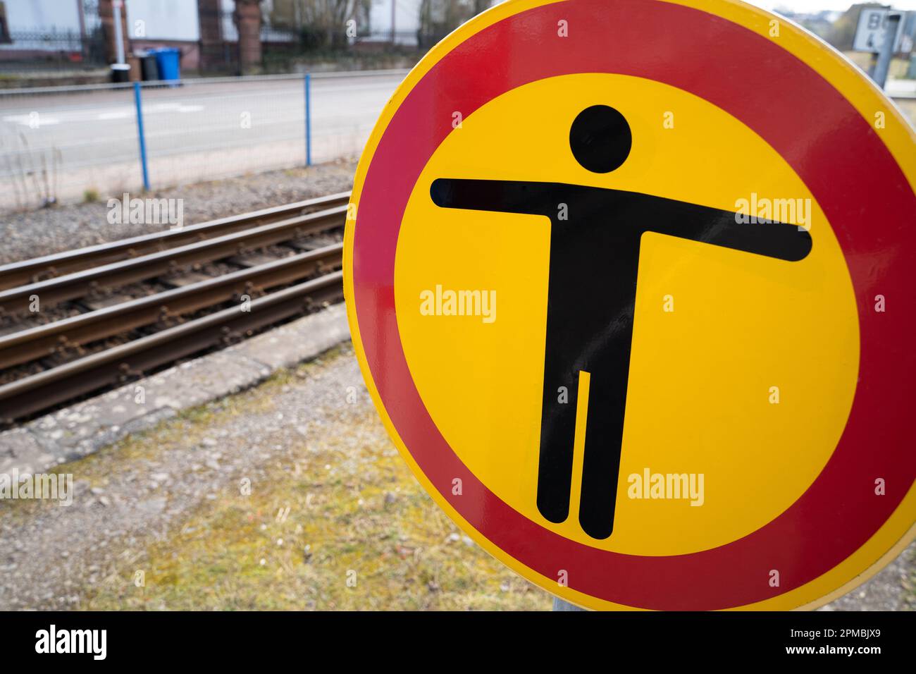 Gros plan d'un panneau de non-passage sur la gare avec des rails en arrière-plan Banque D'Images