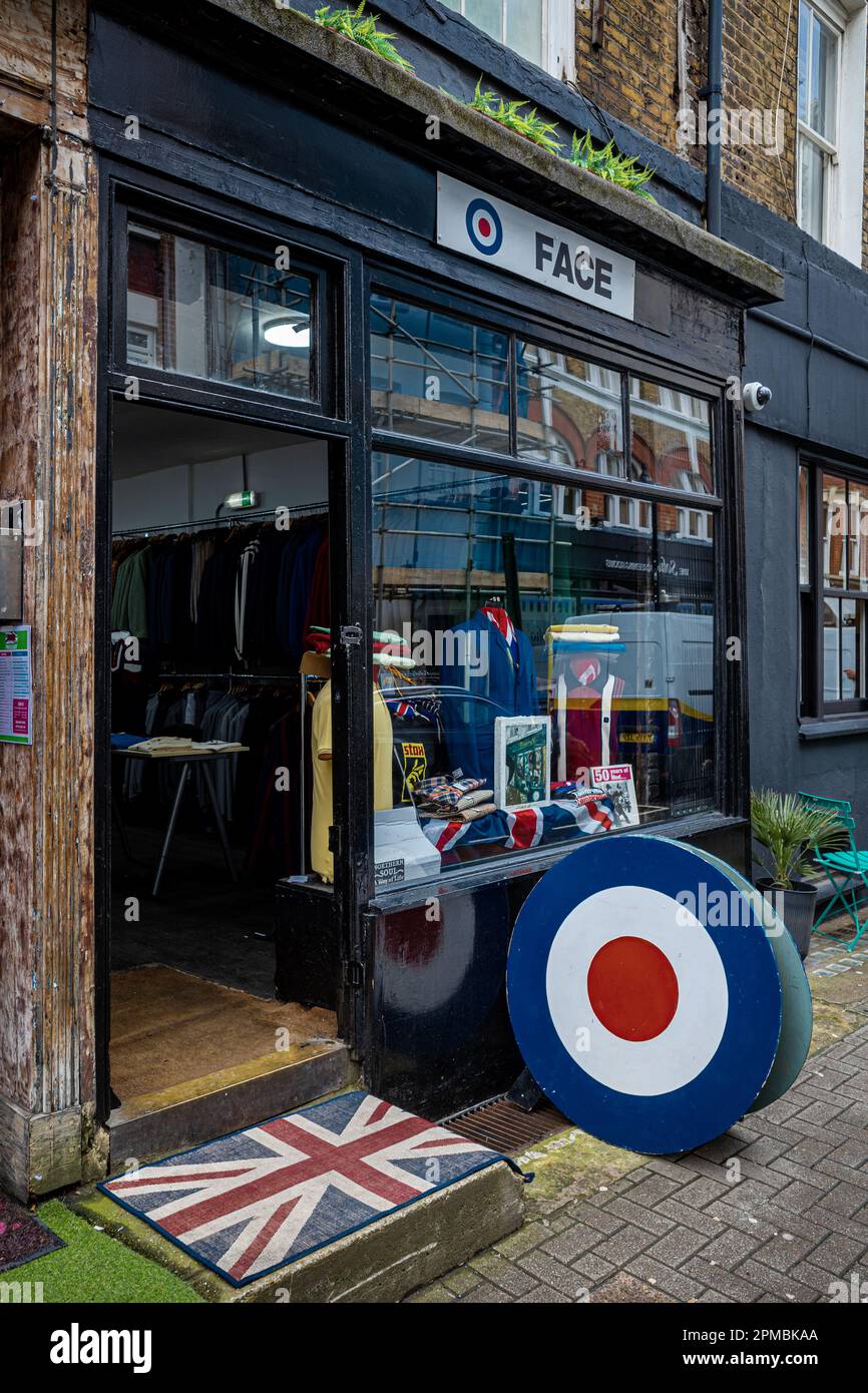 Le magasin de mode face Mod au 25 d'Arblay Street, Londres, Royaume-Uni. Face est un magasin de mode mod et le commerce de marque dans la région de Carnaby St depuis plus de 40 ans. Banque D'Images