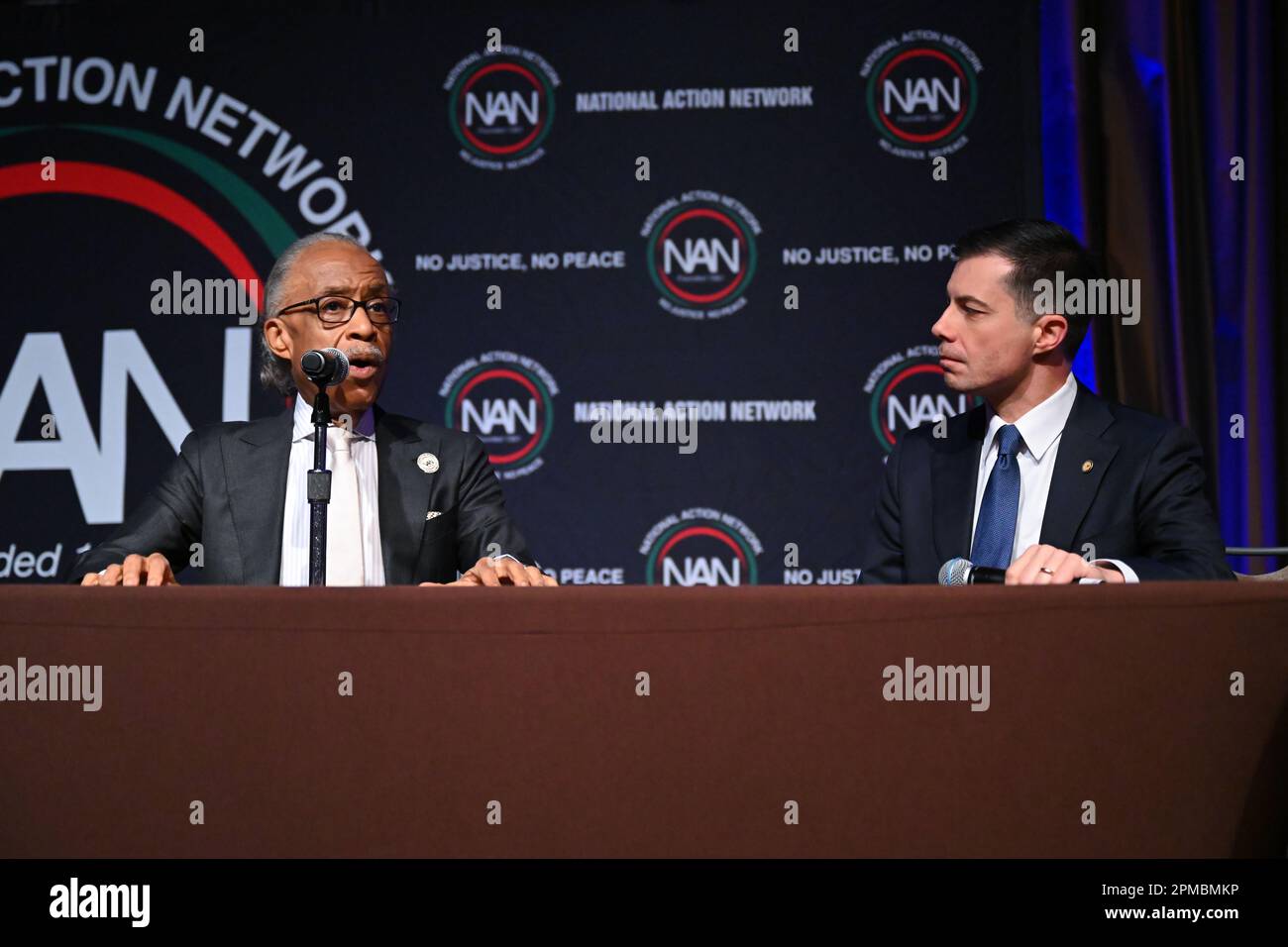 Le pasteur Al Sharpton et Pete Buttigieg, secrétaire des Transports des États-Unis, assistent à la conférence du réseau national d'action (NAN) au Sherat Banque D'Images