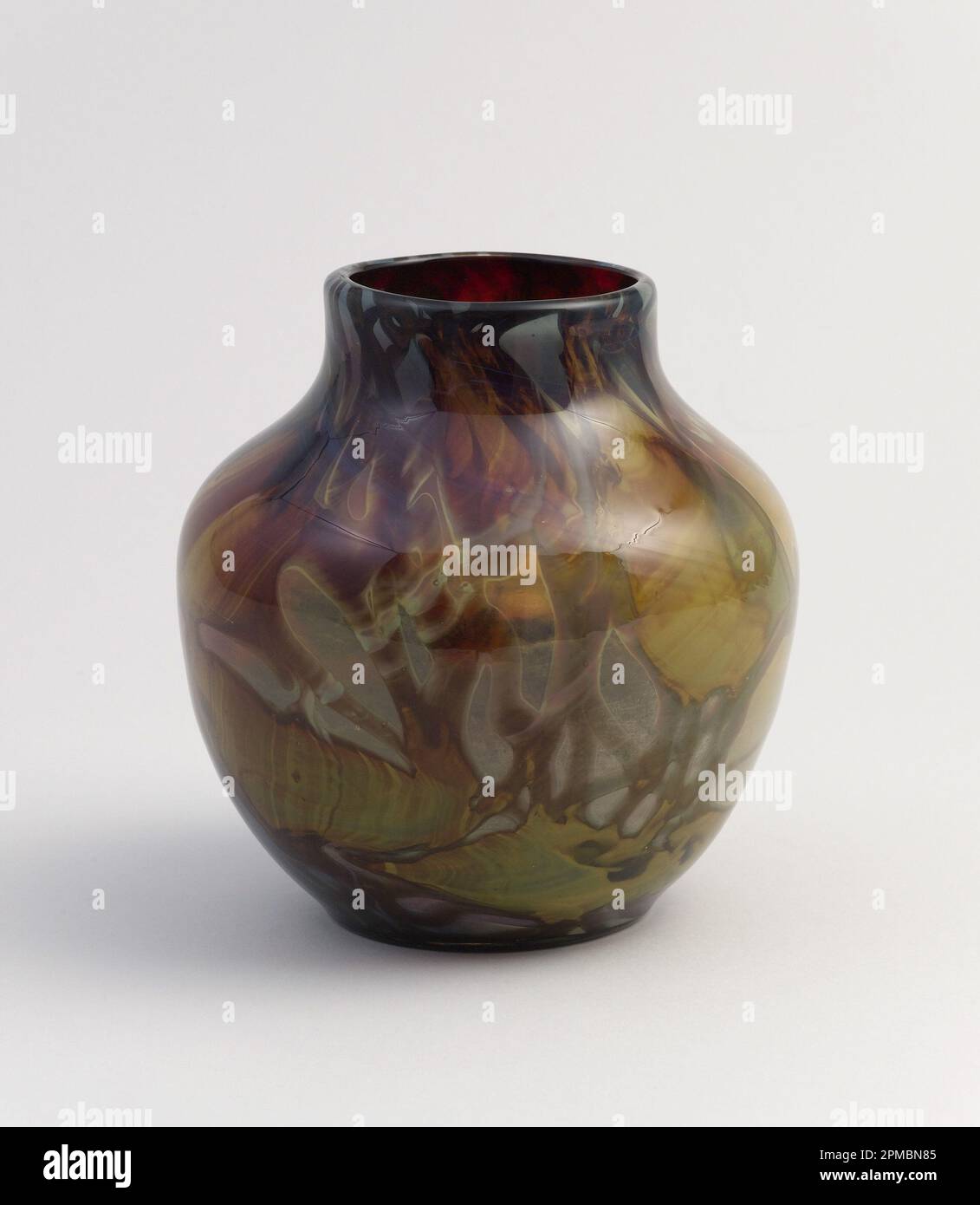 Vase (USA); fabriqué par Louis Comfort Tiffany (américain, 1848–1933); verre; hors tout: 16,6 x 13,4 cm (6 9/16 x 5 1/4 po) Banque D'Images