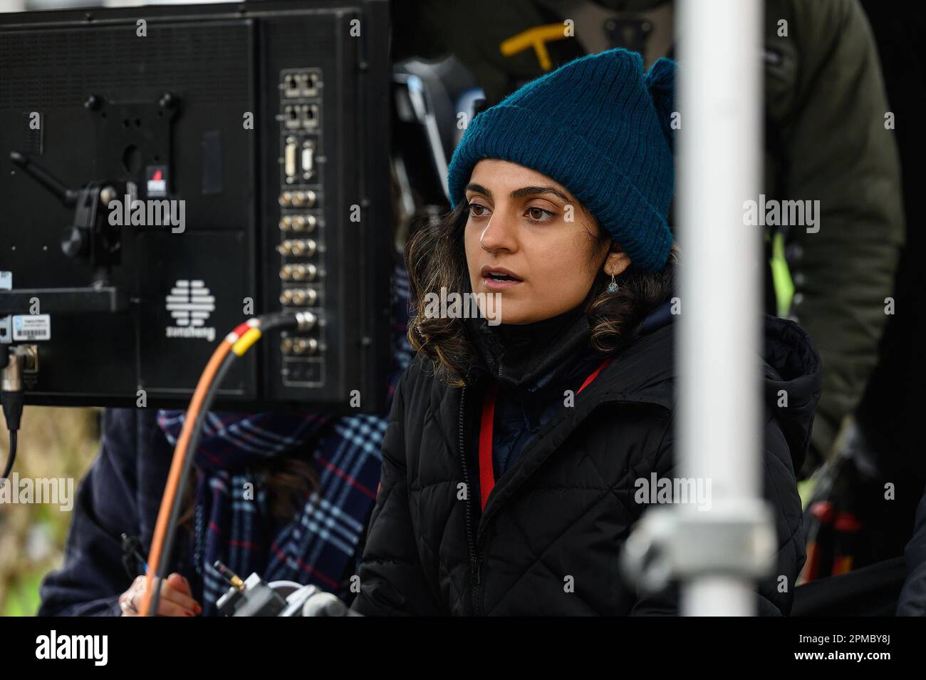 DATE DE SORTIE: 28 avril 2023 TITRE: Société polie STUDIO: Focus Features DIRECTEUR: Nida Manzoor PARCELLE: Ria Khan croit qu'elle doit sauver sa sœur Lena de son mariage imminent. Après avoir enrôler l'aide de ses amis, elle tente de retirer le plus ambitieux de tous les guéristes de mariage, au nom de l'indépendance et de la fraternité. PHOTO : la directrice NIDA MANZOOR sur le tournage de son film « poli Society », une mise à jour des fonctionnalités Focus. (Credit image: © Focus Features/Entertainment Pictures/ZUMAPRESS.com) USAGE ÉDITORIAL SEULEMENT! Non destiné À un usage commercial ! Banque D'Images