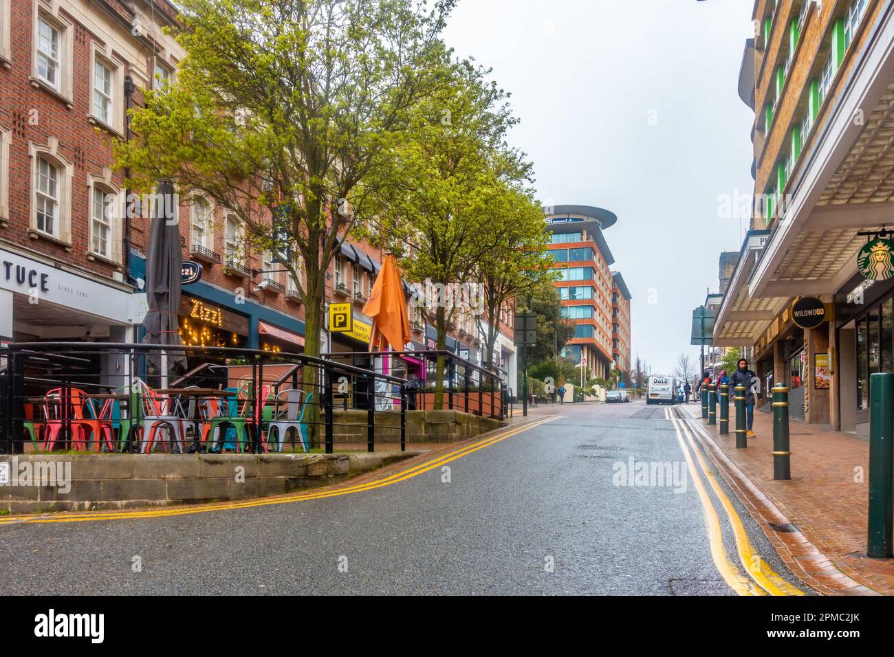 Une vue sur Richmond Hill à Bournemouth, Dorset, Royaume-Uni avec deux lignes jaunes et des bollards qui s'enruent au bord de la rue. Banque D'Images