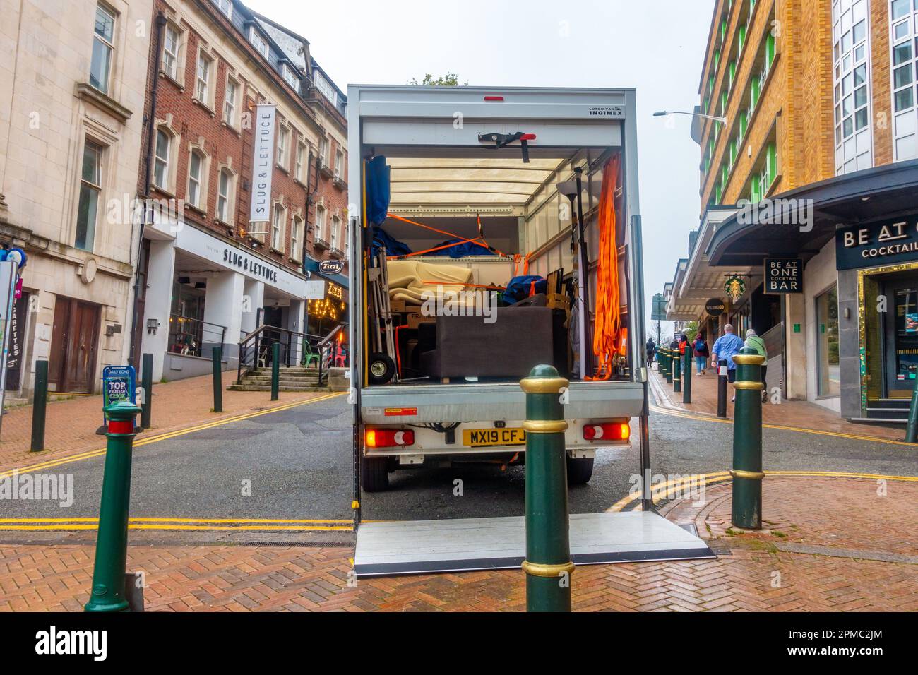 Arrière d'une fourgonnette ouverte faisant une livraison sur Richmond Hill, Bournemouth, Royaume-Uni Banque D'Images