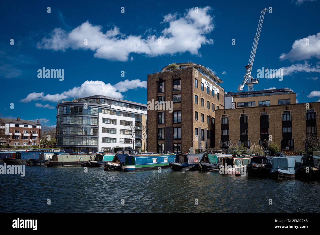 Battlebridge Basin London - Battlebridge Basin est un bassin de canal sur le canal Regents à King's Cross London utilisé pour les amarrages résidentiels. Construit en 1820. Banque D'Images