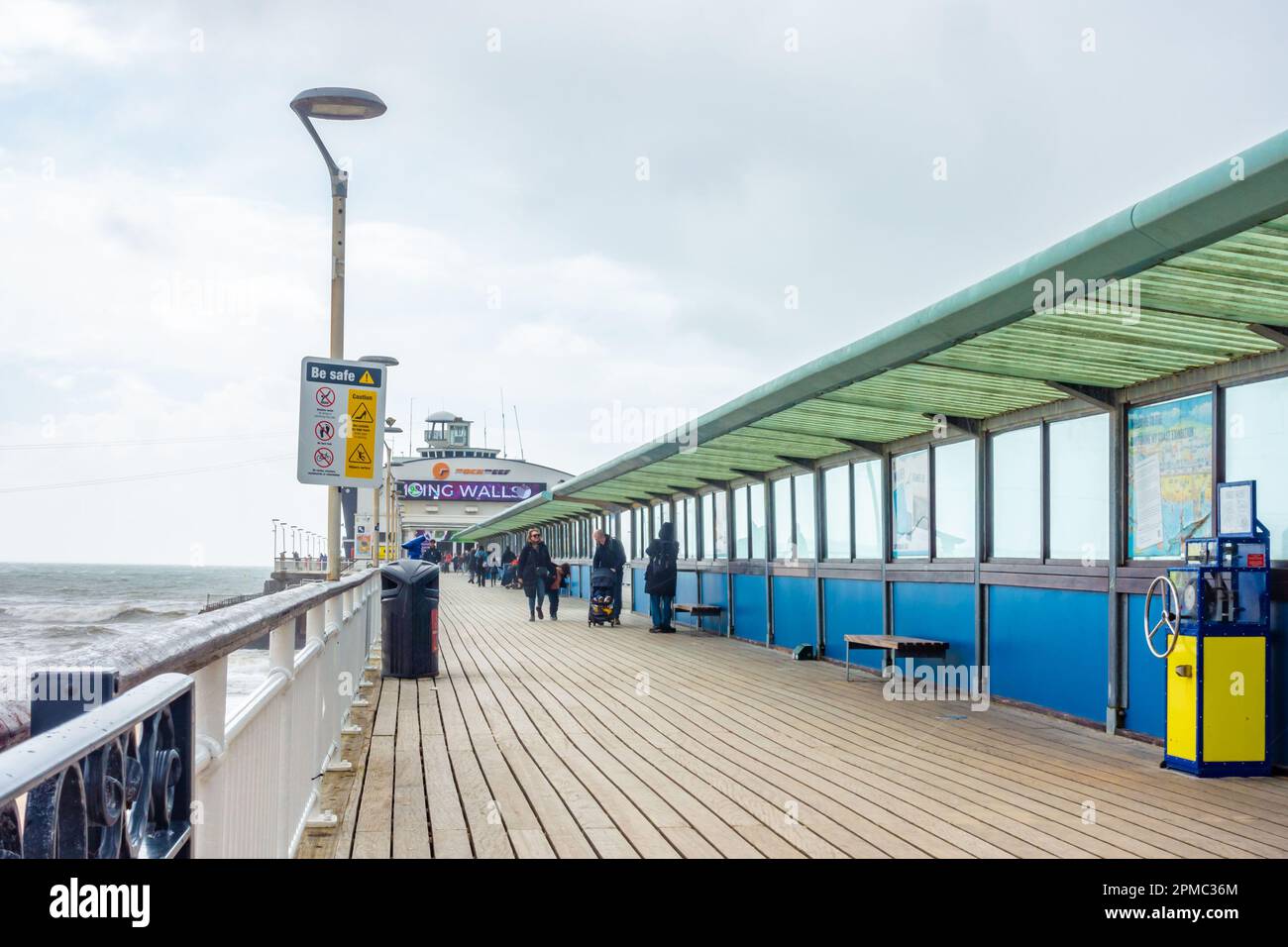 Une vue sur Bournemouth Pier à Dorset, Royaume-Uni, par une journée nuageux. Banque D'Images