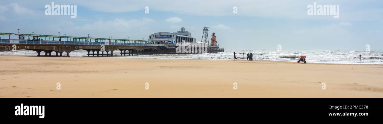 Bournemouth Pier et la plage, une plage de sable, calme en avril avec un ciel orageux Banque D'Images