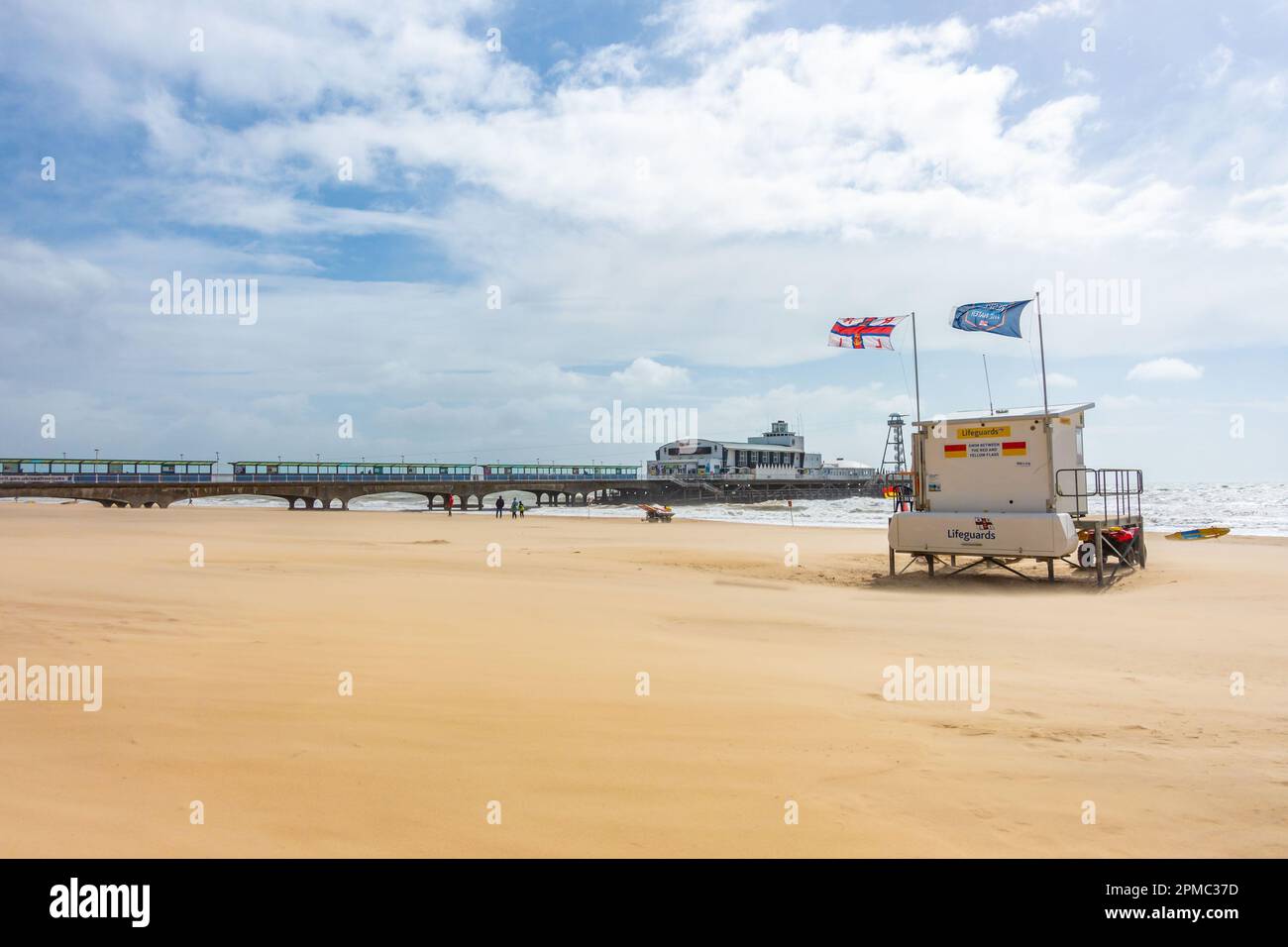 Une vue sur Bournemouth Beach, une plage de sable à Dorset, Royaume-Uni en avril 2023 avec une station de secouriste en face de Bournemouth Pier. Banque D'Images