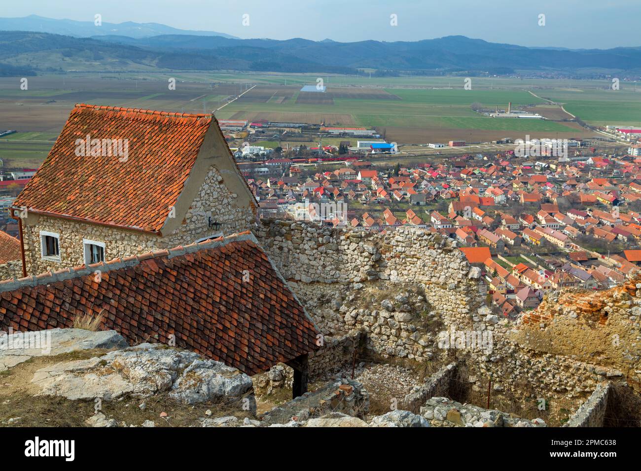 La forteresse de Rasnov mur antique, la Roumanie et la vieille ville vue de haut angle Banque D'Images