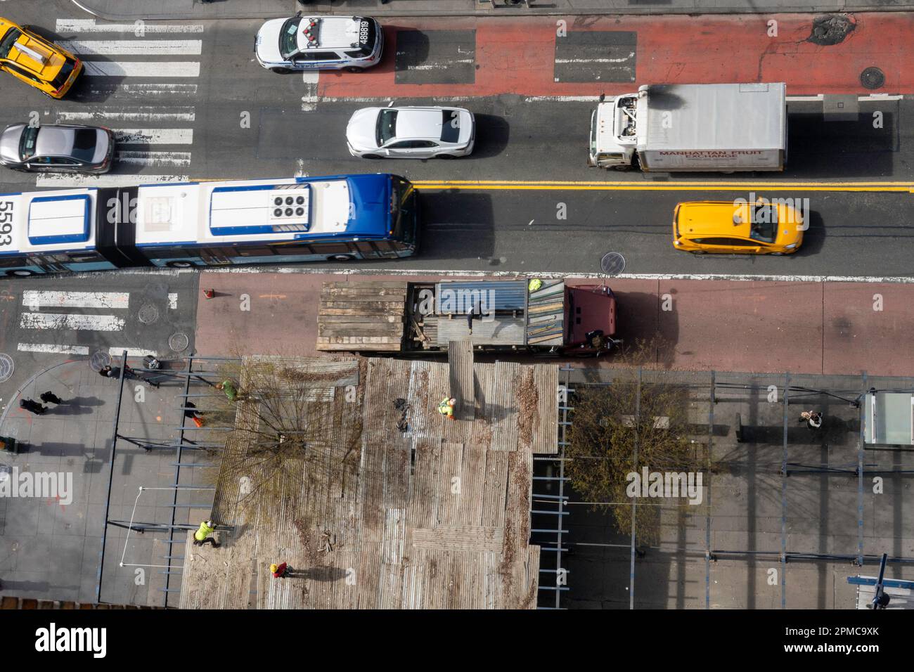 Ouvriers déportant le trottoir, échafaudage protecteur, tiré d'en haut, Midtown, Manhattan, 2023, New York, États-Unis Banque D'Images