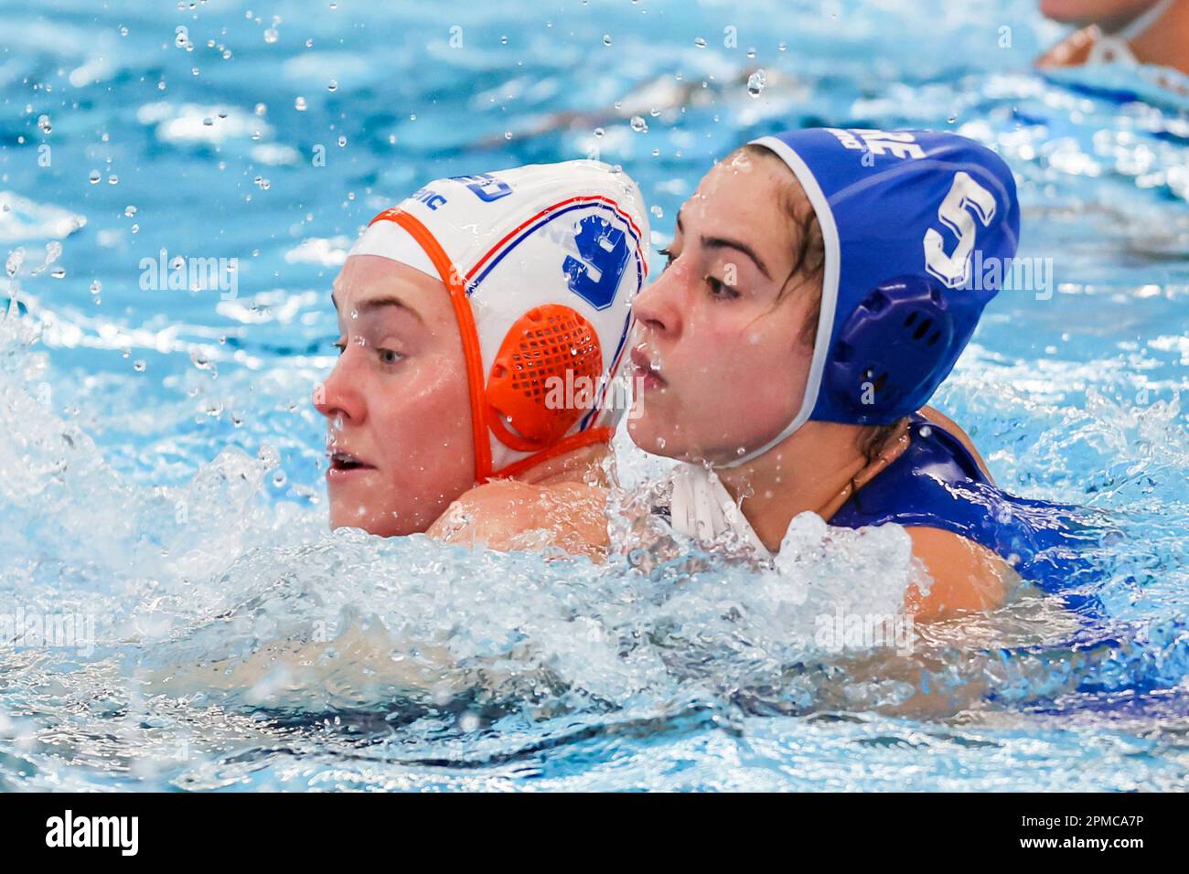 ROTTERDAM, PAYS-BAS - AVRIL 12 : Kitty Joustra des pays-Bas, Margarita Plevritou (c) de la Grèce pendant la coupe du monde des femmes Waterpolo 2023, Division 1 Match Hongrie contre Australie sur 12 avril 2023 à Rotterdam, pays-Bas (photo par Albert Ten Hove/Orange Pictures) Banque D'Images