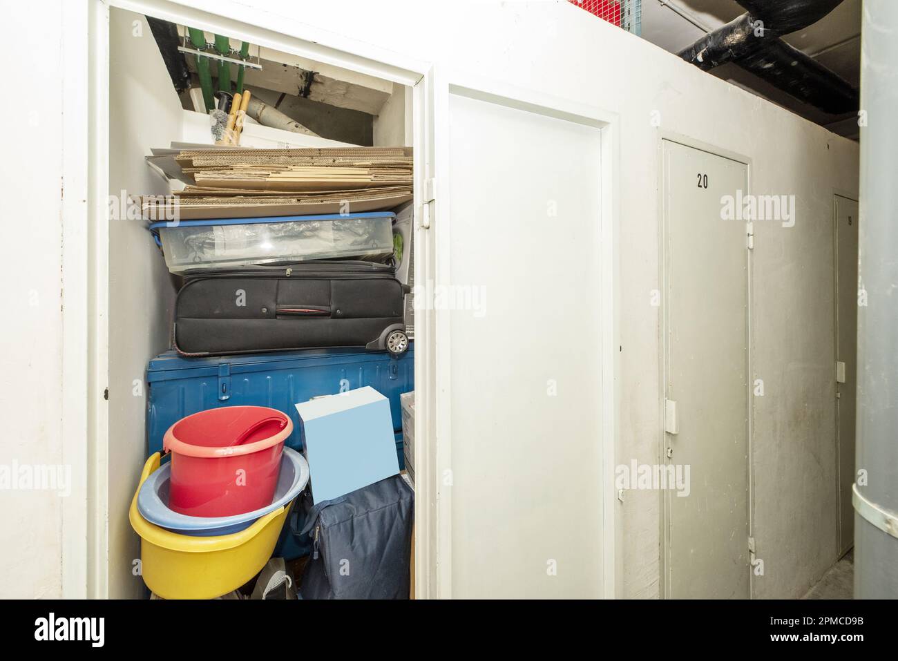 Une salle de stockage d'une maison pleine de valises et d'objets Banque D'Images
