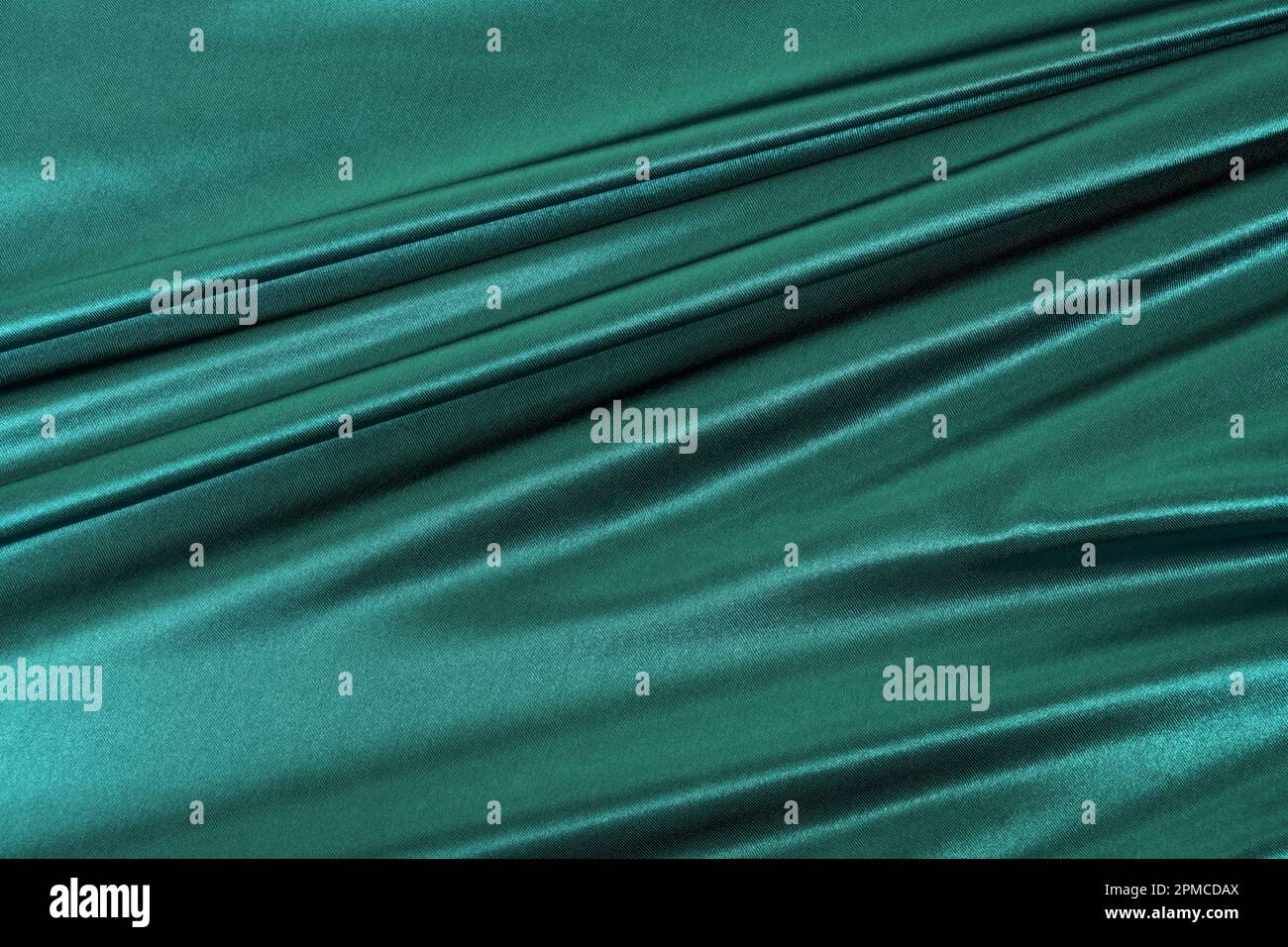Tissu satiné vert brillant avec plis serrés. Arrière-plan de texture de tissu vectoriel Banque D'Images