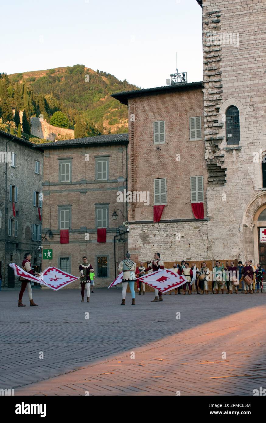 Gubbio, Italie - 21 mai 2022: Drapeaux italiens, Sbandieratori, lors d'une représentation traditionnelle avec drapeaux Banque D'Images