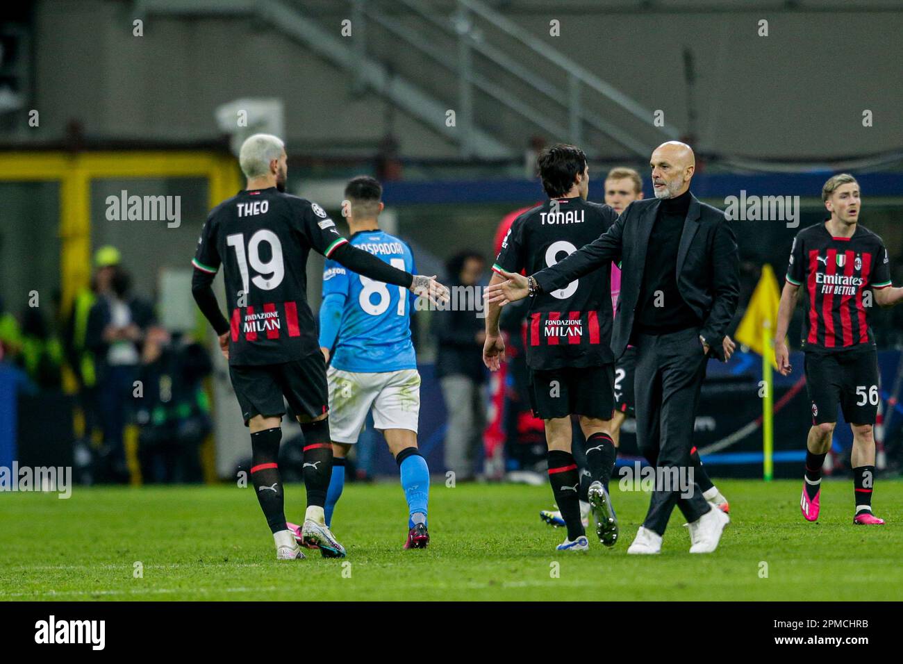 MilanÕs entraîneur italien Stefano Pioli célèbre le match de la