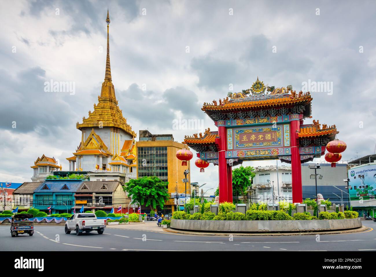 Le Chinatown Gate et Wat Traimit (Temple du Bouddha d'or) au Odeon Circle à Bangkok, en Thaïlande Banque D'Images