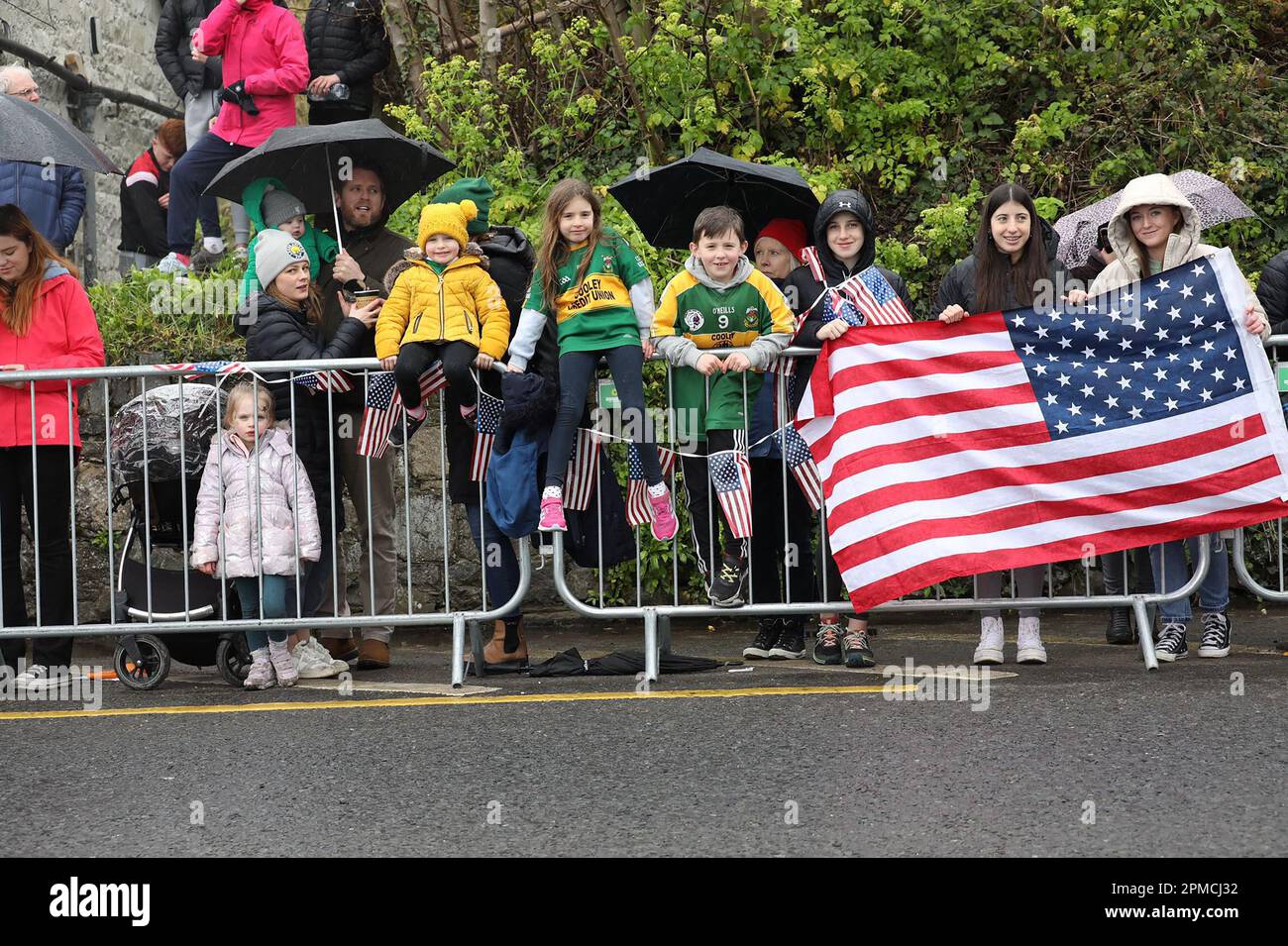 Les membres du public se réunissent alors qu'ils attendent le président américain Joe Biden pour arriver à Carlingford, dans le comté de Louth, en Irlande, mercredi, 12 avril, 2023. La visite du Président Biden marque le 25th anniversaire de l'Accord du Vendredi Saint, l'accord de paix qui a mis fin à trois décennies de conflit en Irlande du Nord. Photo des États-Unis Ambassade Dublin / UPI Banque D'Images