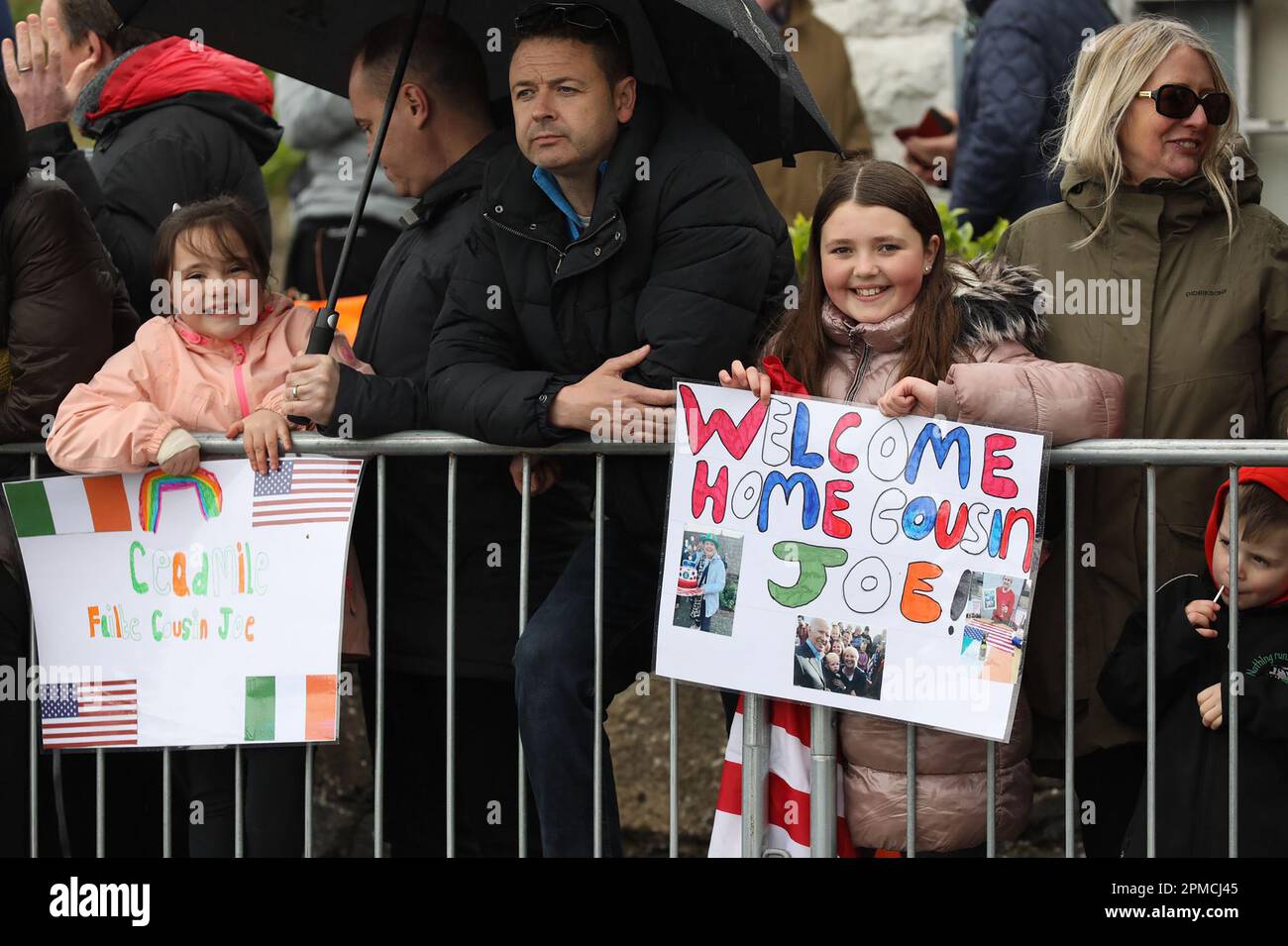 Les membres du public se réunissent alors qu'ils attendent le président américain Joe Biden pour arriver à Carlingford, dans le comté de Louth, en Irlande, mercredi, 12 avril, 2023. La visite du Président Biden marque le 25th anniversaire de l'Accord du Vendredi Saint, l'accord de paix qui a mis fin à trois décennies de conflit en Irlande du Nord. Photo des États-Unis Ambassade Dublin / UPI Banque D'Images