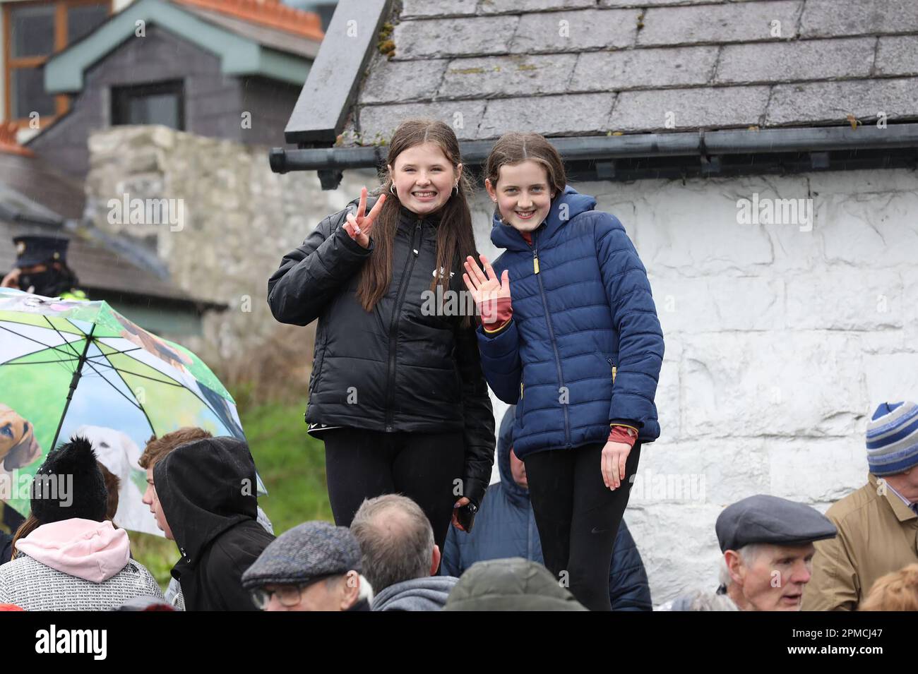 Les membres du public se réunissent alors qu'ils attendent le président américain Joe Biden pour arriver à Carlingford, dans le comté de Louth, en Irlande, mercredi, 12 avril, 2023. La visite du Président Biden marque le 25th anniversaire de l'Accord du Vendredi Saint, l'accord de paix qui a mis fin à trois décennies de conflit en Irlande du Nord. Photo des États-Unis Ambassade Dublin / UPI Banque D'Images