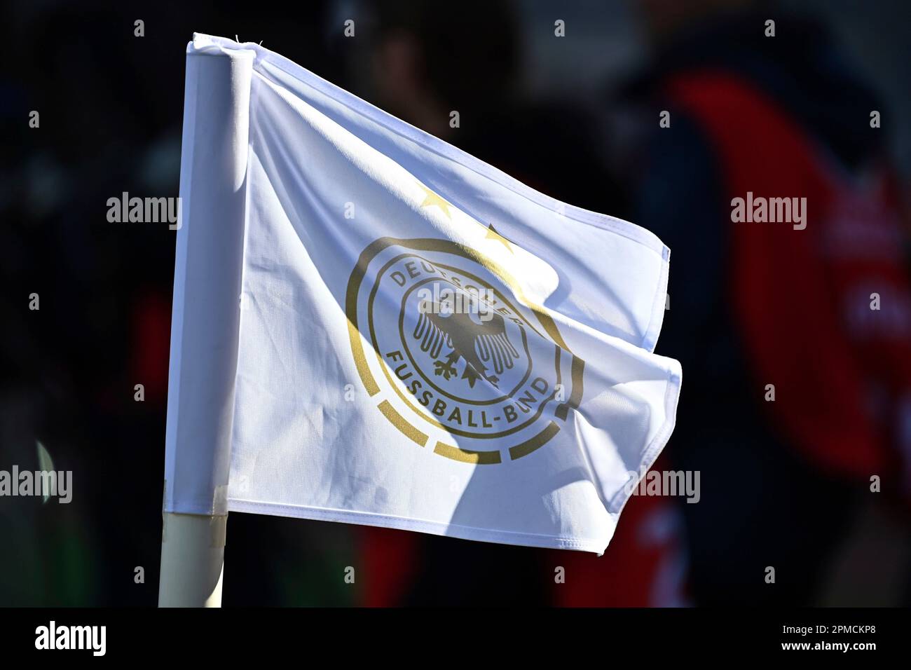 Nuernberg. 11th avril 2023. Motif: Drapeau d'angle avec emblème DFB, logo, association blason football Laenderspiel femmes Allemagne (GER) - Brésil (BRA) 1-2 sur 11 avril 2023, Stade Max Morlock à Nuremberg. ? Credit: dpa/Alay Live News Banque D'Images