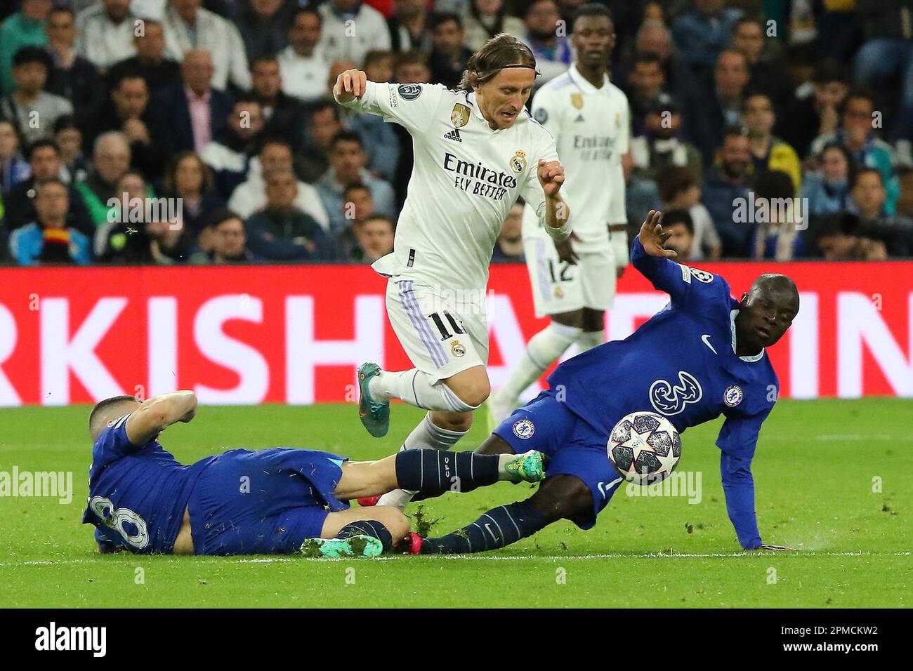 Madrid, Espagne. 11th avril 2023. Luka Modri du Real Madrid?? En action pendant le match de la Ligue des champions le jour 9 entre le Real Madrid CF et le Chelsea FC au stade Santiago Bernabeu à Madrid, en Espagne, sur 12 avril 2023. Crédit : Edward F. Peters/Alay Live News Banque D'Images