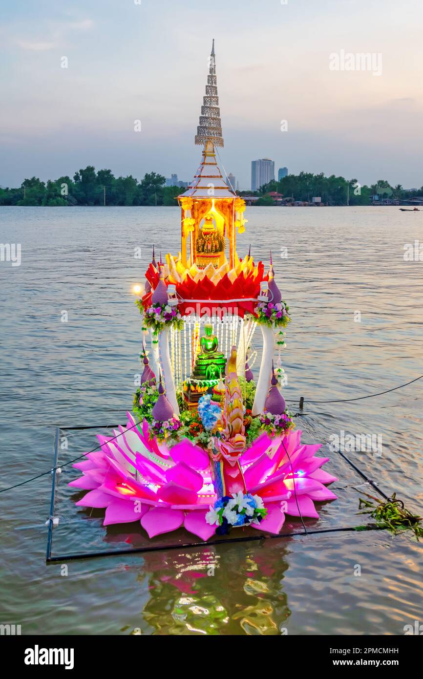 Autel flottant dans la rivière Chao Phraya pendant le festival de Loi Krathong à Bangkok, en Thaïlande Banque D'Images