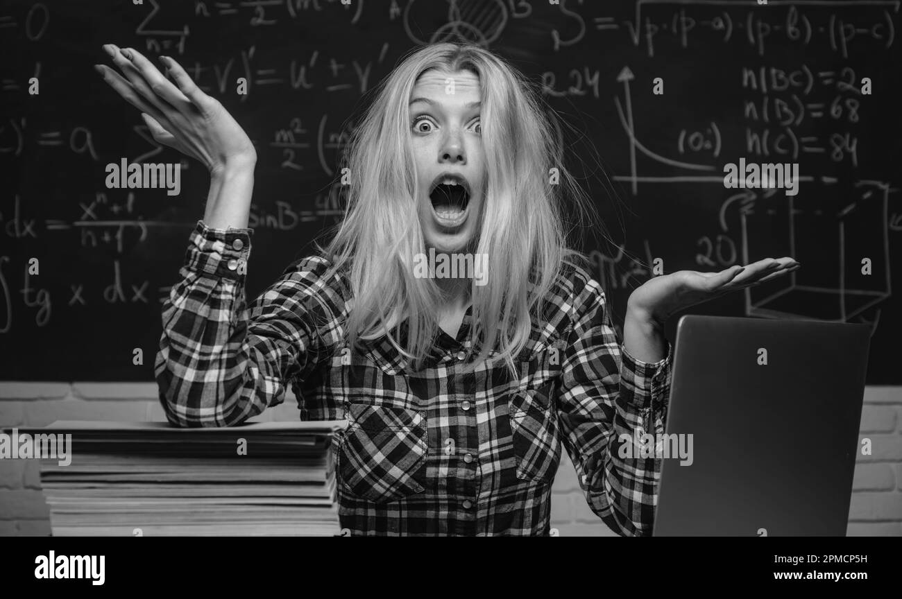 Émotions humaines négatives visage expression sentiment vie perception. Étudiant fatigué d'étudier en classe. Retour à l'école. Je m'ennuie d'un étudiant qui fait ses devoirs Banque D'Images