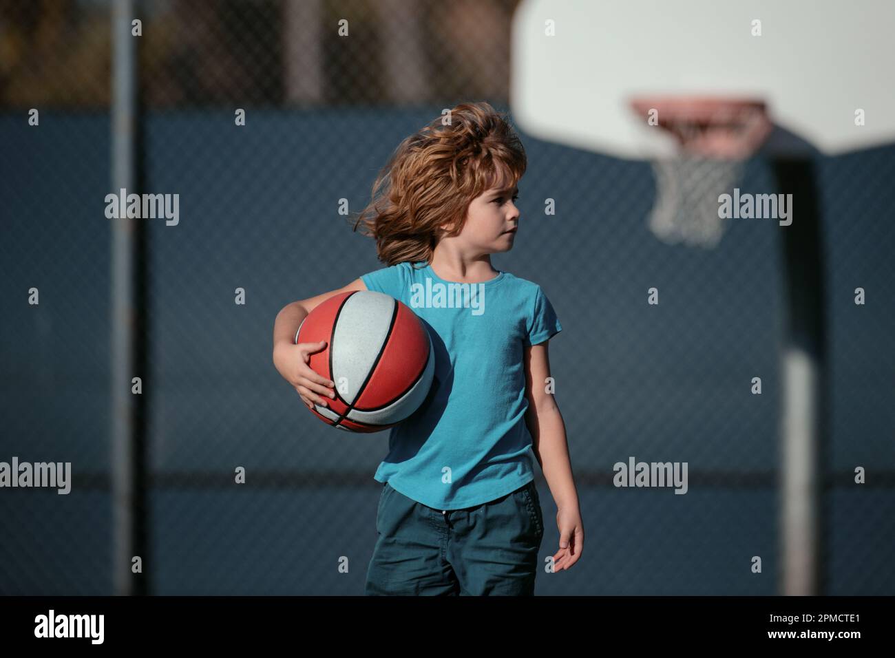 Un mode de vie actif pour les enfants. Un petit garçon jouant au basket-ball  avec un ballon de basket. École de basket-ball pour enfants Photo Stock -  Alamy