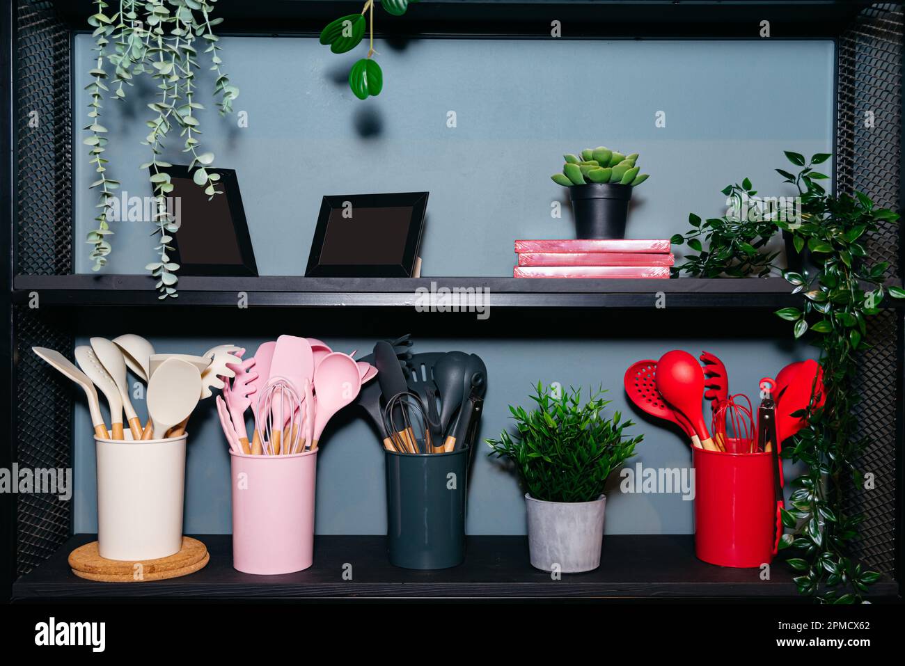 Étagères avec ustensiles de cuisine et accessoires. Décoration intérieure de style culinaire. Banque D'Images