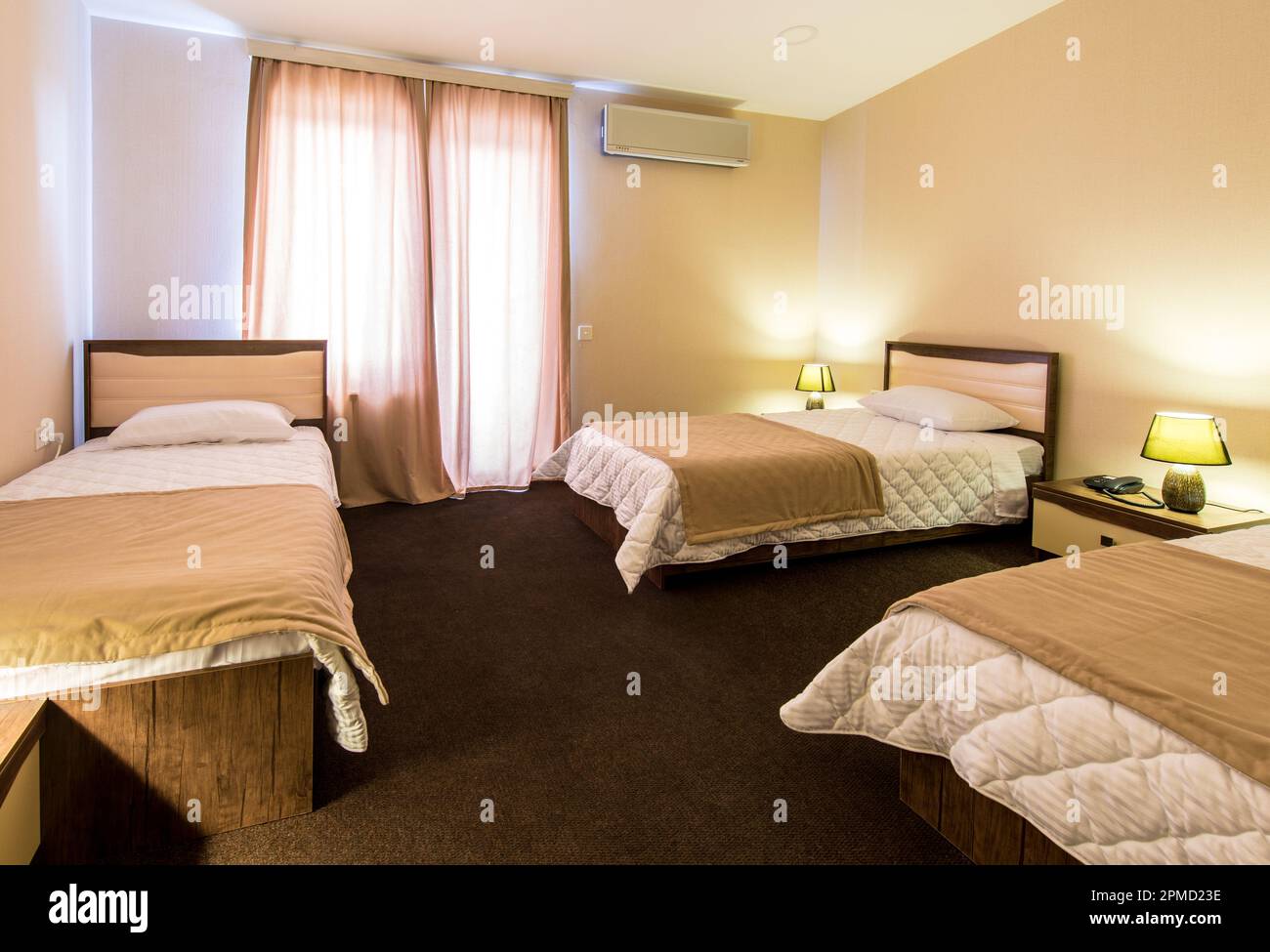 La chambre triple dans cet hôtel moderne Banque D'Images