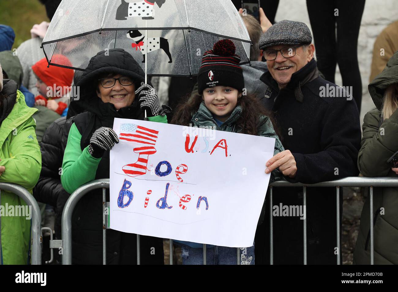 Les membres du public se réunissent alors qu'ils attendent le président américain Joe Biden lors de sa visite à pied du centre-ville de Dundalk, en Irlande, sur 12 avril 2023. La visite du président Biden marque le 25th anniversaire de l'Accord du Vendredi Saint, l'accord de paix qui a mis fin à trois décennies de conflit en Irlande du Nord. Photo du ministère irlandais des Affaires étrangères / UPI Banque D'Images