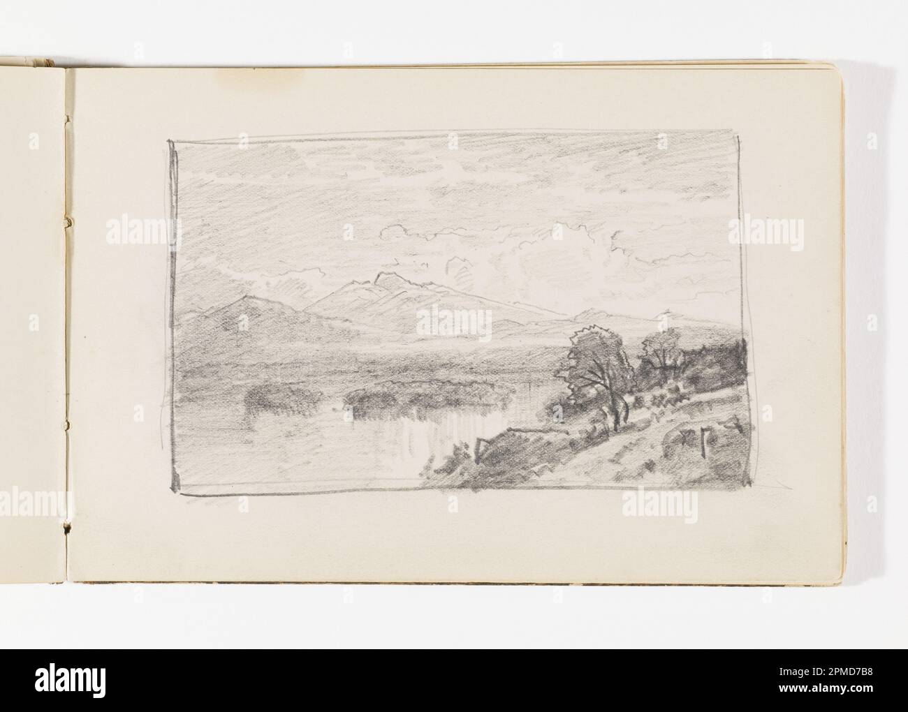 Carnet d'esquisses Folio, Trees, Lake, and lointaine Mountains; William Trost Richards (américain, 1833–1905); États-Unis; graphite sur papier vélin crème; 8,9 x 14,3 cm (3 1/2 x 5 5/8 po.), feuille irrégulière: 12,5 x 19 cm (4 15/16 x 7 1/2 po.) Banque D'Images