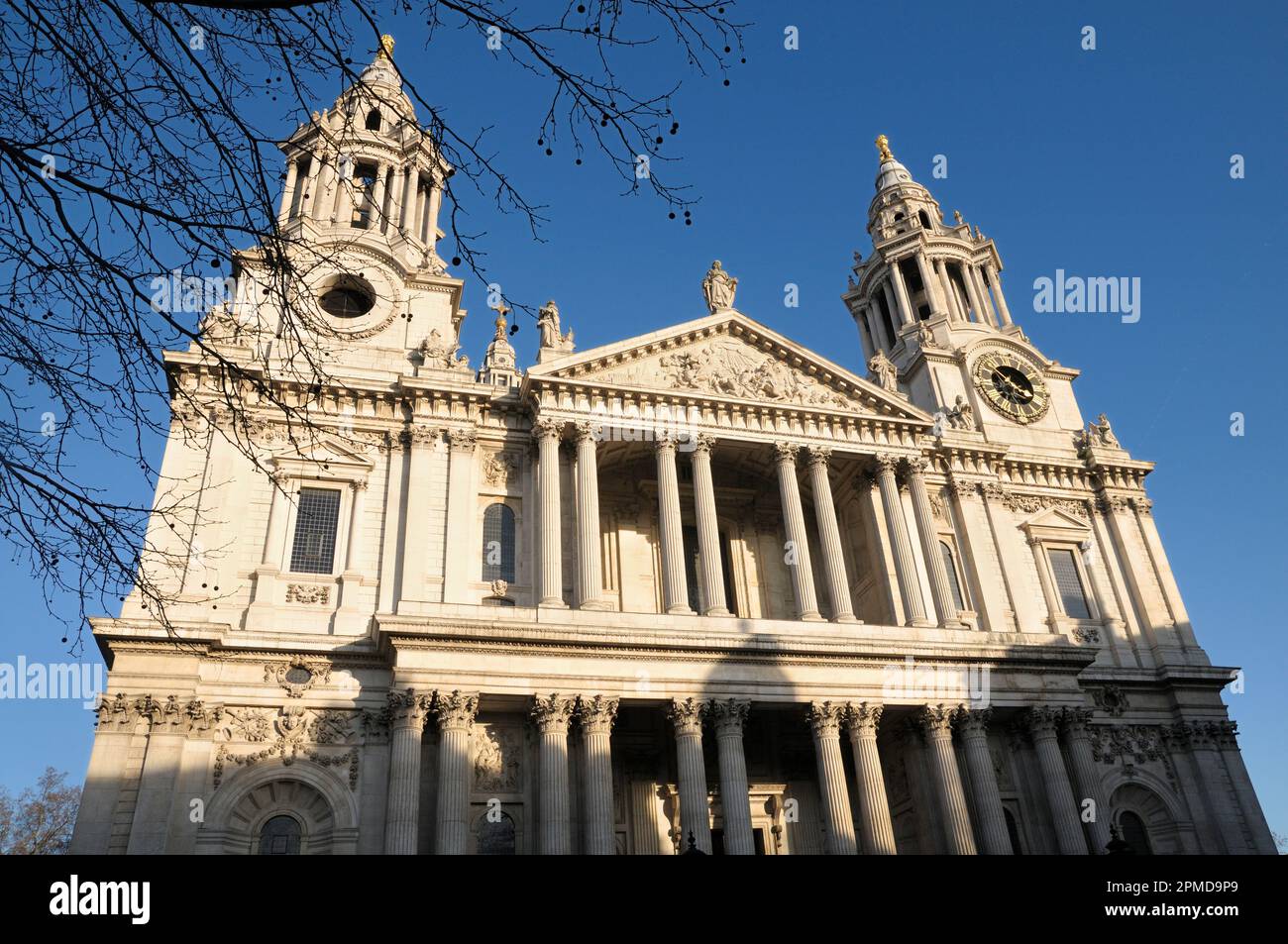 Clocher en élévation face ouest et entrée à l'emblématique cathédrale Saint-Paul, Londres, Angleterre, Royaume-Uni. Architecte: Sir Christopher Wren (1632-1723) Banque D'Images