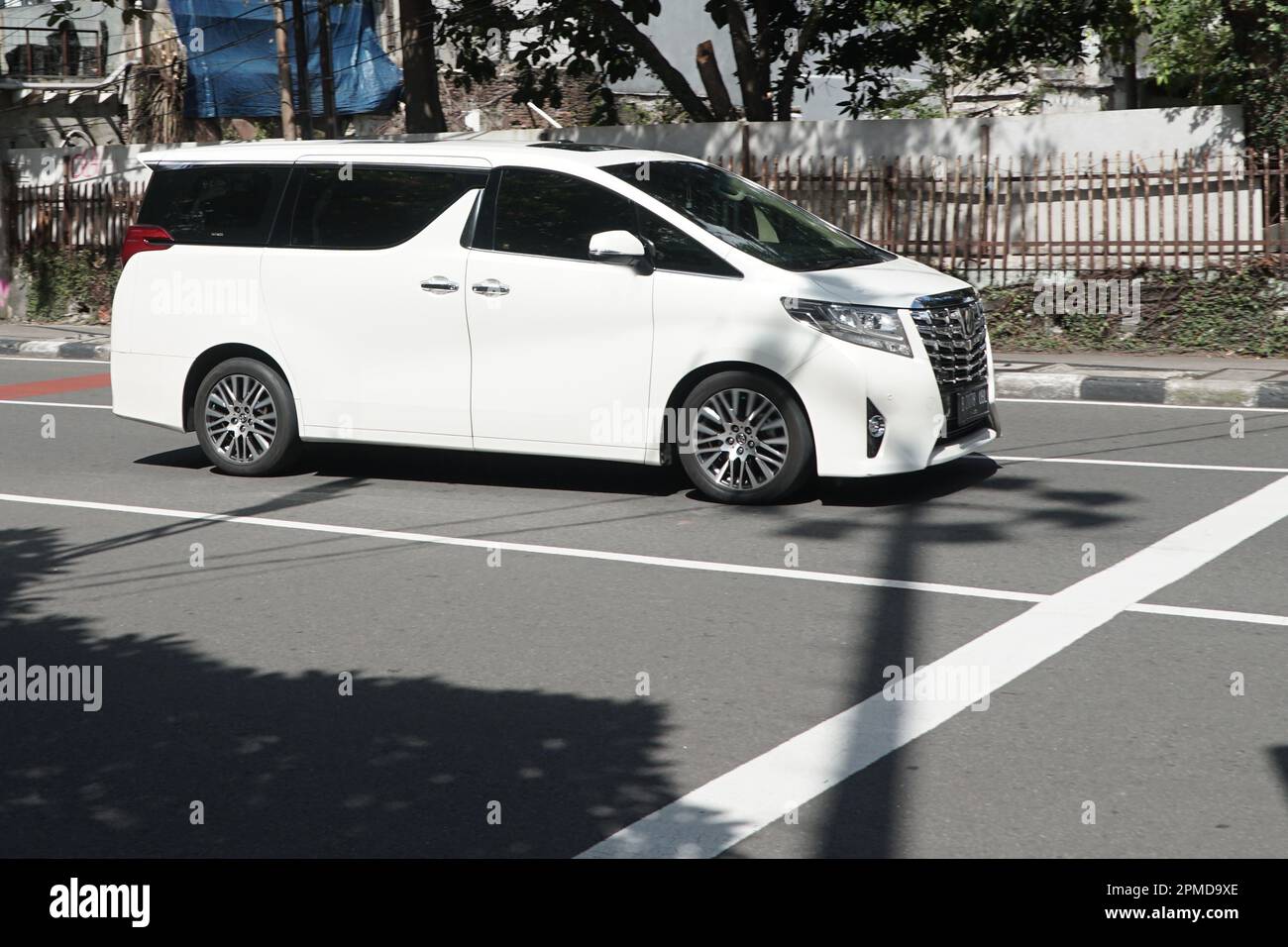 Akarta, Indonésie: Voiture de luxe Toyota Alphard dans la rue, dans le quartier commercial et d'affaires, rue Sudirman. Banque D'Images