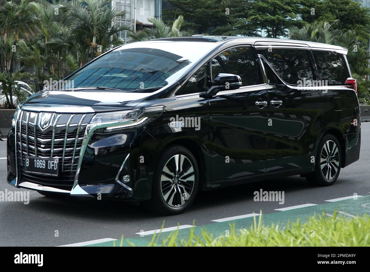 Jakarta, Indonésie: Voiture de luxe Toyota Alphard dans la rue, dans le quartier commercial et d'affaires, rue Sudirman. Banque D'Images