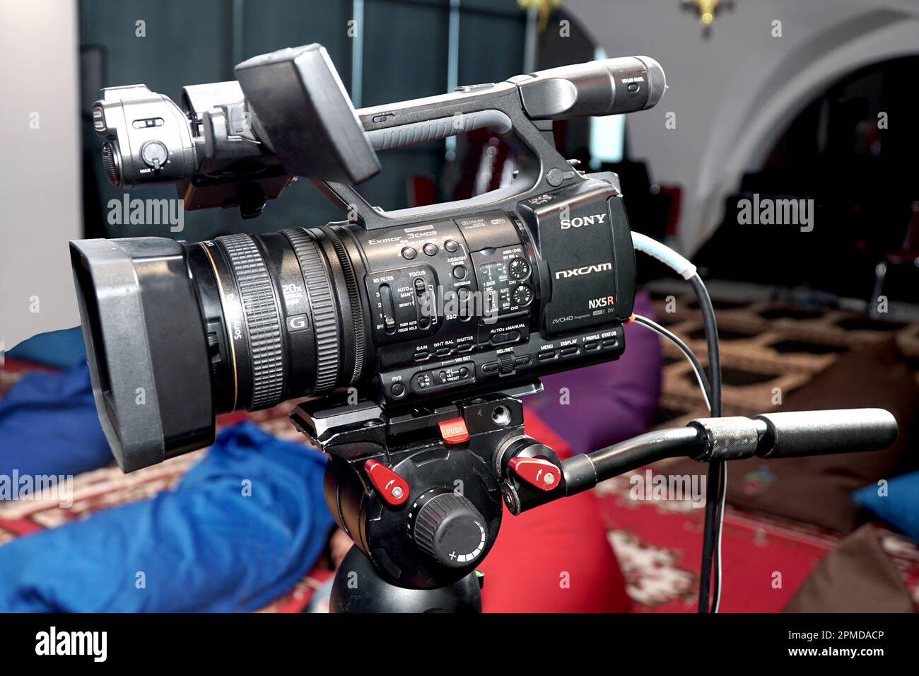 Caméscope professionnel Sony NXCAM HXR-NX5R sur trépied pour la diffusion, l'enregistrement pour la diffusion d'événements en direct d'entreprise Banque D'Images
