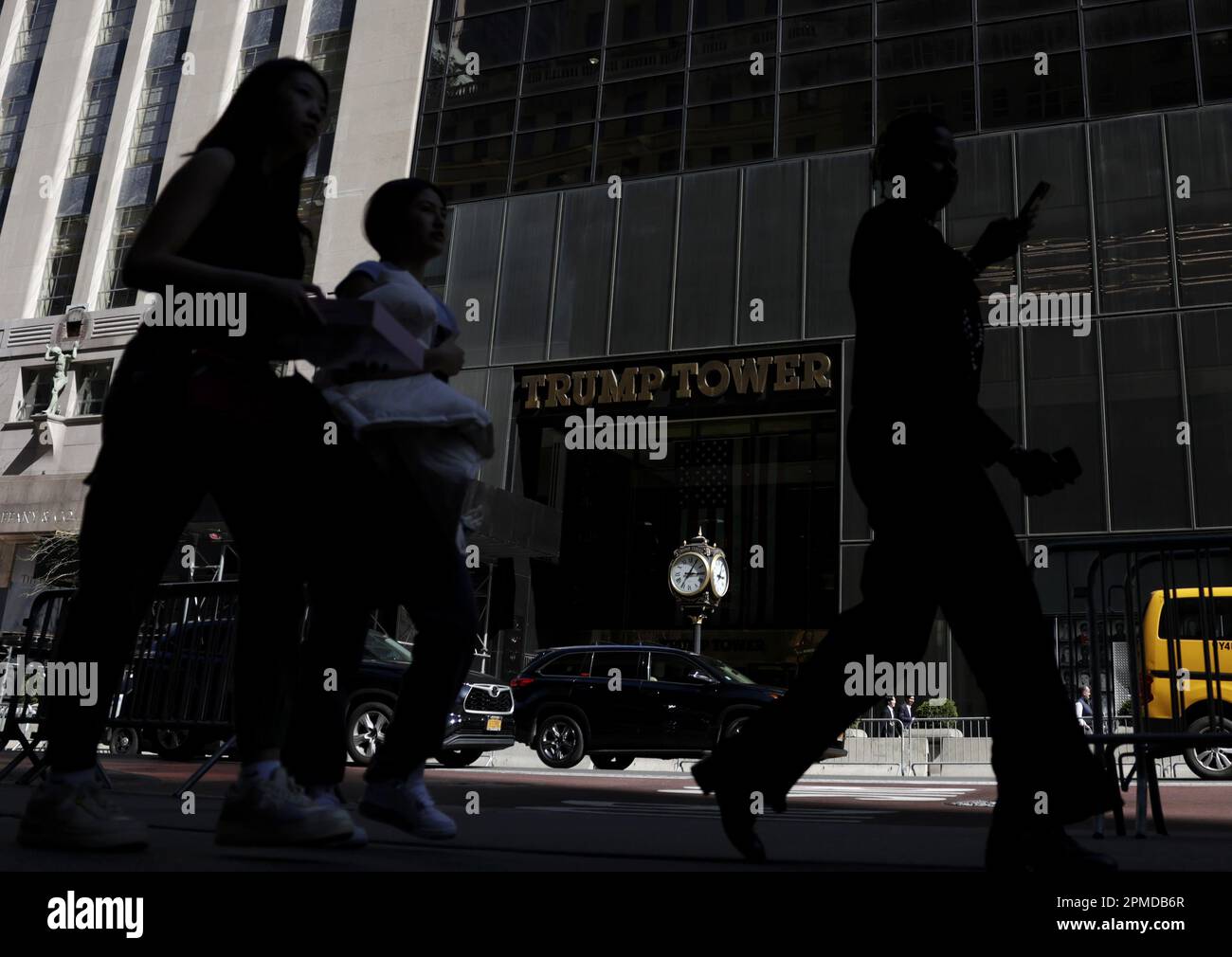 New York, États-Unis. 12th avril 2023. Des piétons marchent près de la Trump Tower à New York mercredi, 12 avril 2023. Donald Trump reviendra à New York plus tard dans la soirée pour dépôt jeudi dans le cadre de la poursuite civile avec AG Letitia James. La semaine dernière, Donald Trump a été inculpé par un grand jury de Manhattan dirigé par le procureur du district de Manhattan Alvin Bragg pour plus de 30 chefs d'accusation liés à la fraude d'affaires. Photo de John Angelillo/UPI crédit: UPI/Alay Live News Banque D'Images