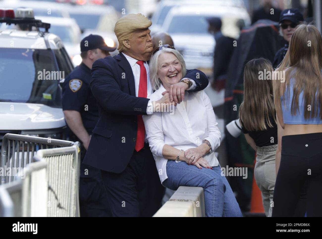 New York, États-Unis. 12th avril 2023. Un ancien impersonateur du président américain Donald J. Trump prend des photos avec des piétons devant la tour Trump à New York mercredi, 12 avril 2023. Donald Trump reviendra à New York plus tard dans la soirée pour dépôt jeudi dans le cadre de la poursuite civile avec AG Letitia James. La semaine dernière, Donald Trump a été inculpé par un grand jury de Manhattan dirigé par le procureur du district de Manhattan Alvin Bragg pour plus de 30 chefs d'accusation liés à la fraude d'affaires. Photo de John Angelillo/UPI crédit: UPI/Alay Live News Banque D'Images