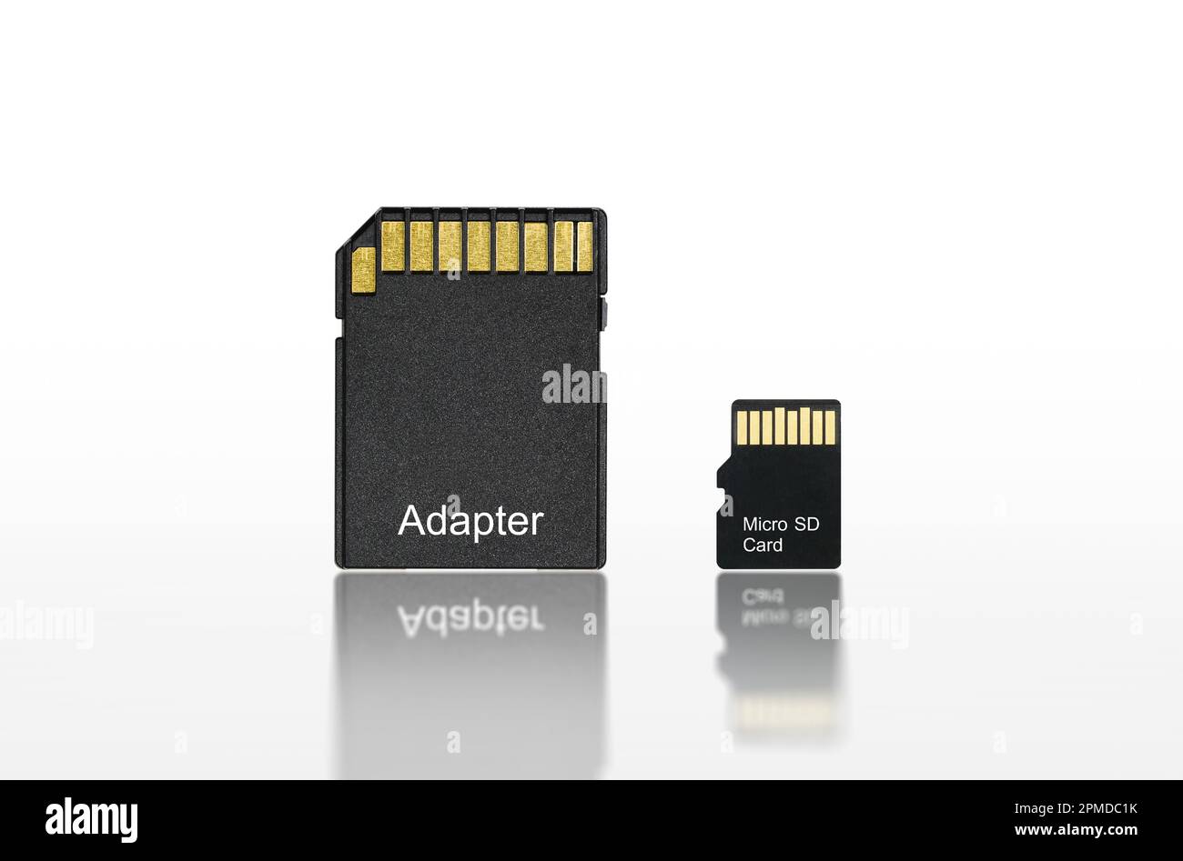 Gros plan de la carte micro sd ou mémoire et de l'adaptateur isolés sur fond blanc avec réflexion incluse masque, concept d'équipement électronique Banque D'Images