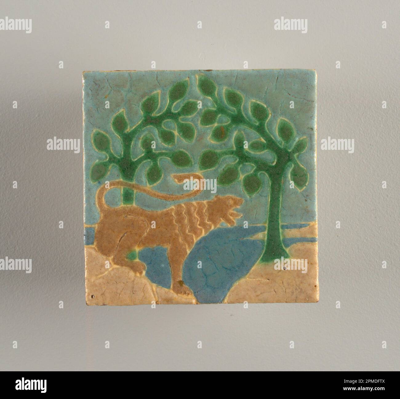 Carreau (États-Unis); fabriqué par Grueby Faience Company, Revere, Massachusetts (États-Unis), Grueby Pottery (États-Unis); faïence formée, appliquée et émaillée; 10,2 x 10,2 x 1,6 cm (4 x 4 x 5/8 po) Banque D'Images