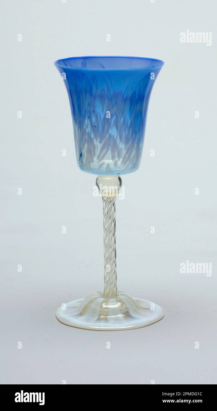 Goblet; fabriqué par Louis Comfort Tiffany (américain, 1848–1933); verre  favrile; hors tout: 17,2 x 7,6 cm (6 3/4 x 3 po); Béquest de Joseph L.  Morris; 1966-55-7-c Photo Stock - Alamy