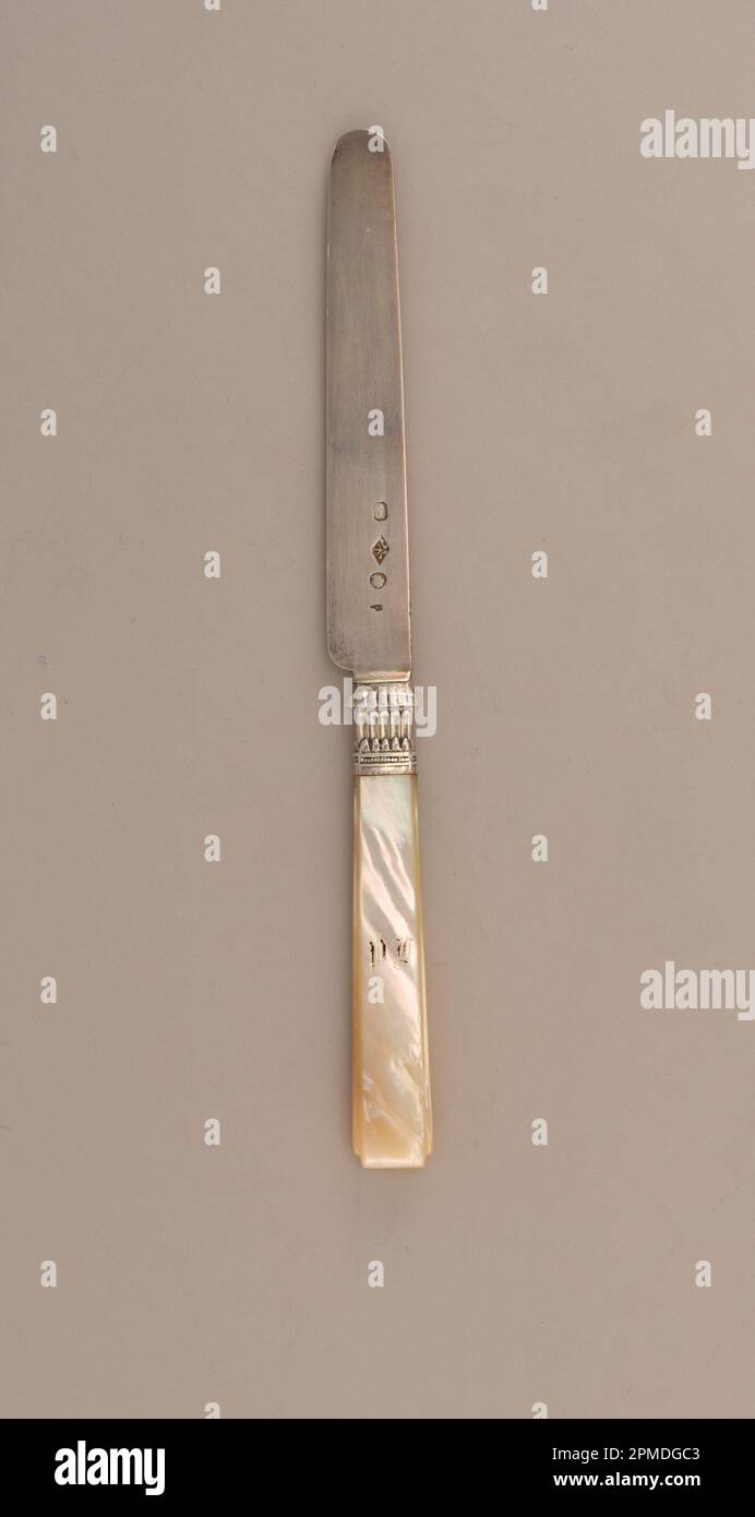 Couteau à dessert (France) ; nacre, argent ; L x l x P : 18,7 x 2 x 1 cm (7 3/8 x 13/16 x 3/8 po) Banque D'Images