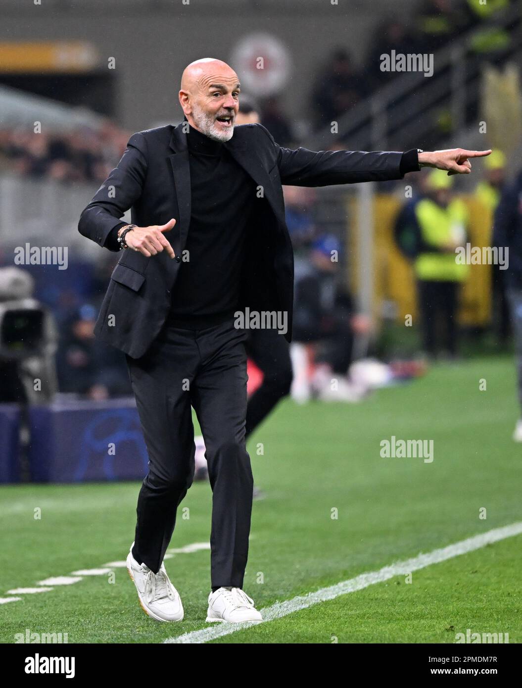 Milan, Italie. 12th avril 2023. Stefano Pioli, entraîneur en chef de l'AC Milan, gestuelle lors du quart-finale de l'UEFA Champions League, match de la première jambe entre l'AC Milan et Naples à Milan, en Italie, sur 12 avril 2023. Credit: Augusto Casasoli/Xinhua/Alamy Live News Banque D'Images