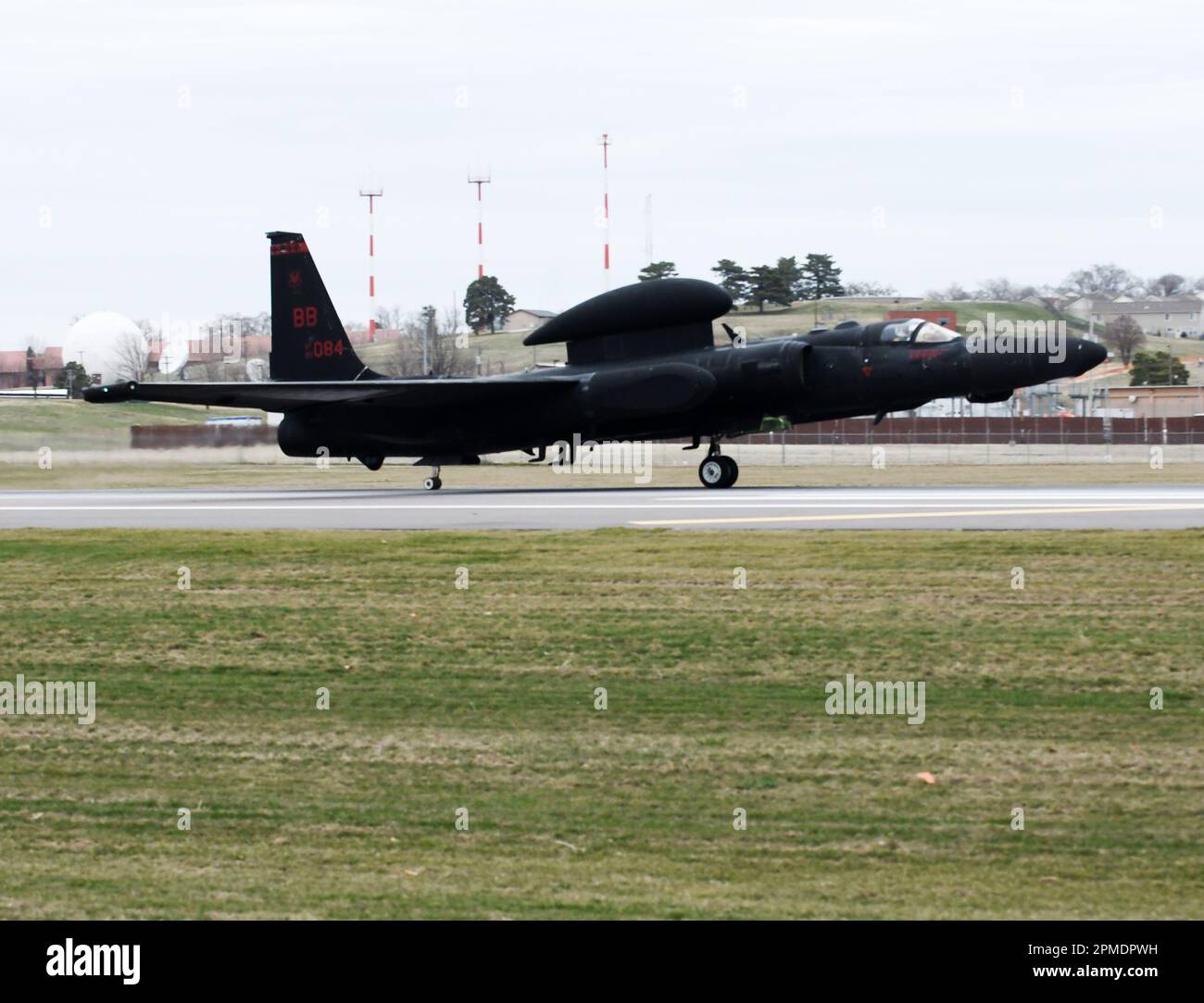 L'appareil U-2 arrive à la base aérienne d'Offutt, Nebraska, le 4 avril, au cours d'un exercice d'entraînement. U-2, avion à réaction à haute altitude à siège unique, piloté par les États-Unis pour la collecte de renseignements, la surveillance et la reconnaissance. Banque D'Images