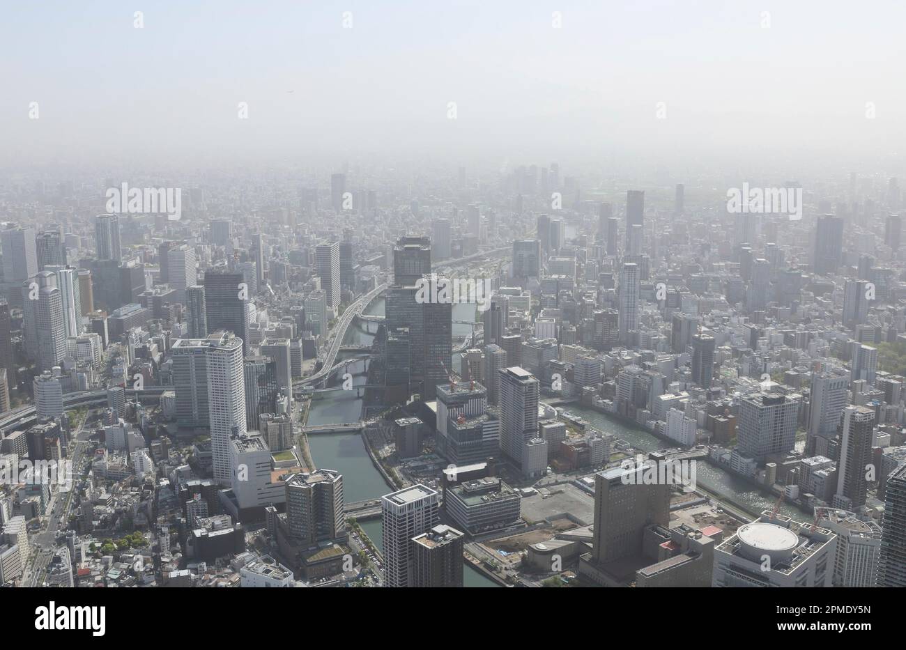 An aerial photo shows visibility been low in the city of Osaka due to yellow dust from China on April 13, 2023. The dust is expected to cover a wide area from northern Japan to western Japan, and the agency is calling for caution as visibility could drop below 5 to 10 kilometers in some areas. ( The Yomiuri Shimbun via AP Images ) Banque D'Images