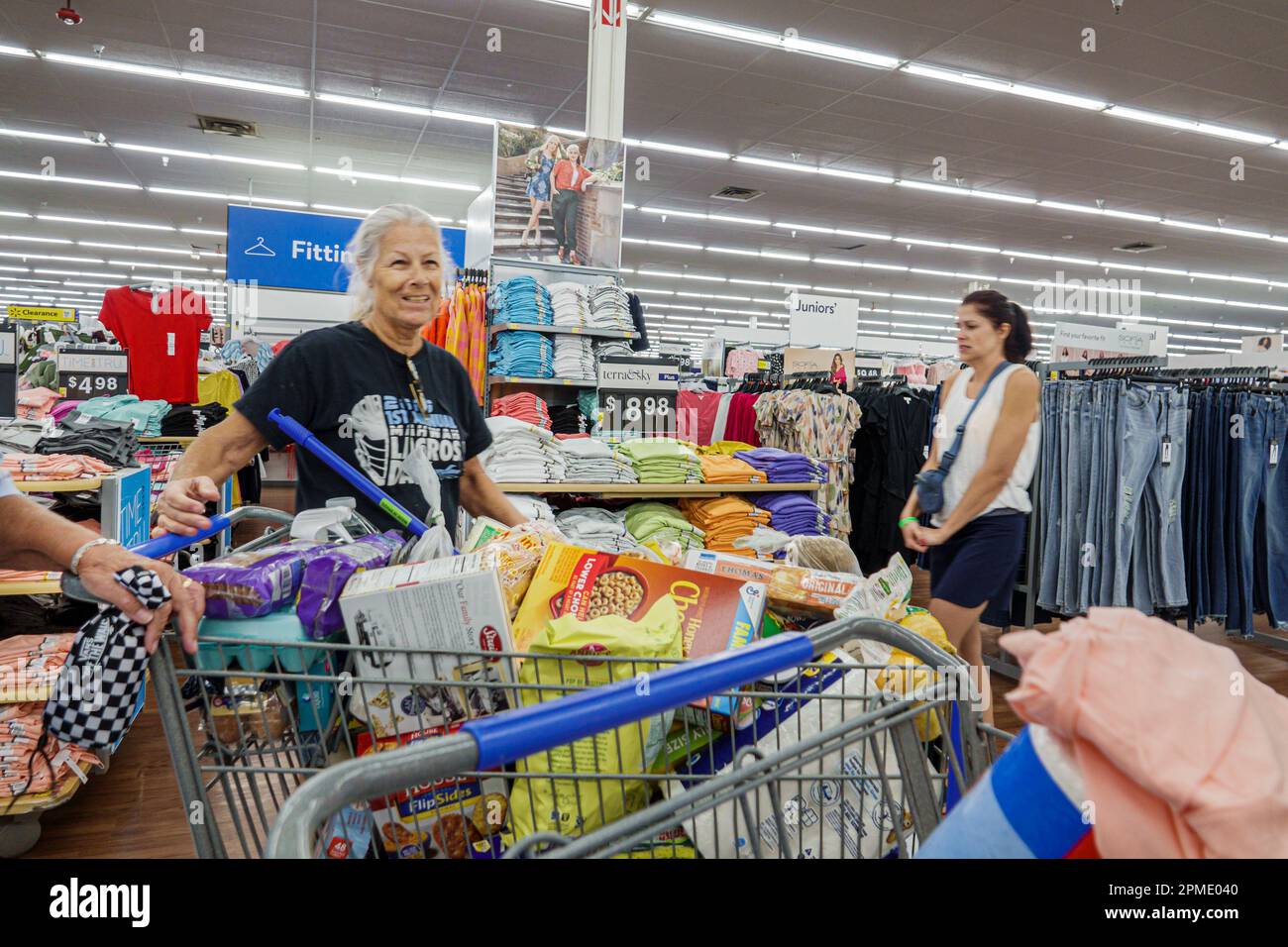 Miami Florida Hallandale Beach, Walmart Supercenter discount grand département de boîte, les clients en attente de ligne de caisse file d'attente chariot complet, magasins bu Banque D'Images