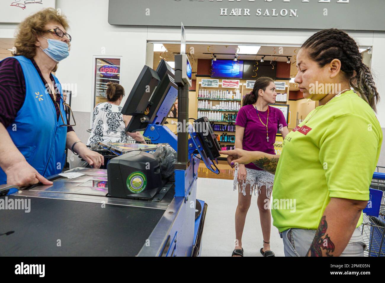 Miami Florida Hallandale Beach, Walmart Supercenter discount big box Department, caissier associé clients en attente de paiement client entrant le crédit c Banque D'Images