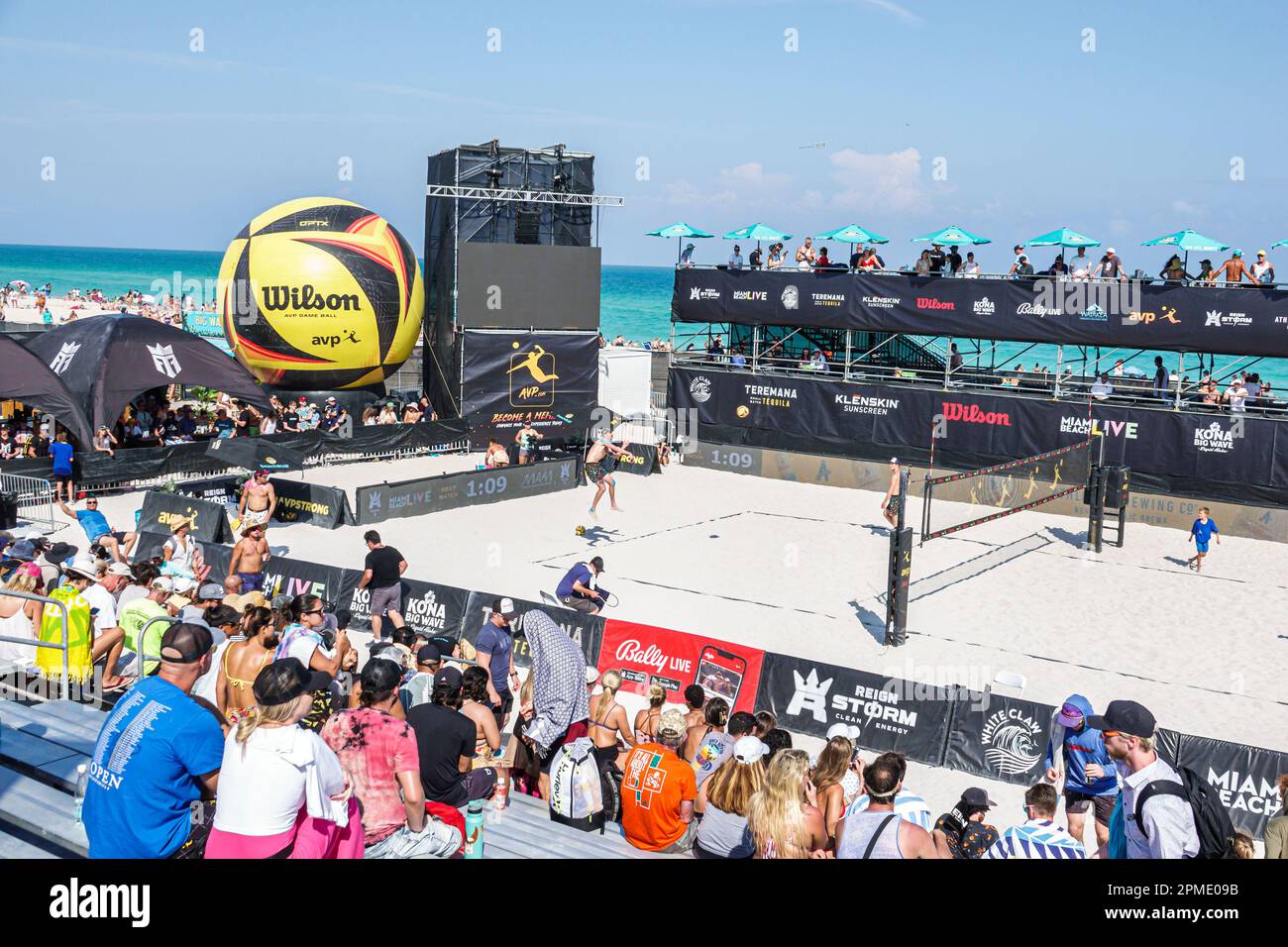 Miami Beach Florida, Miami Beach Live Carnaval Experience, Spring Breakers, joueurs de tournoi de volley jouant au match, les fans d'observation du public Banque D'Images